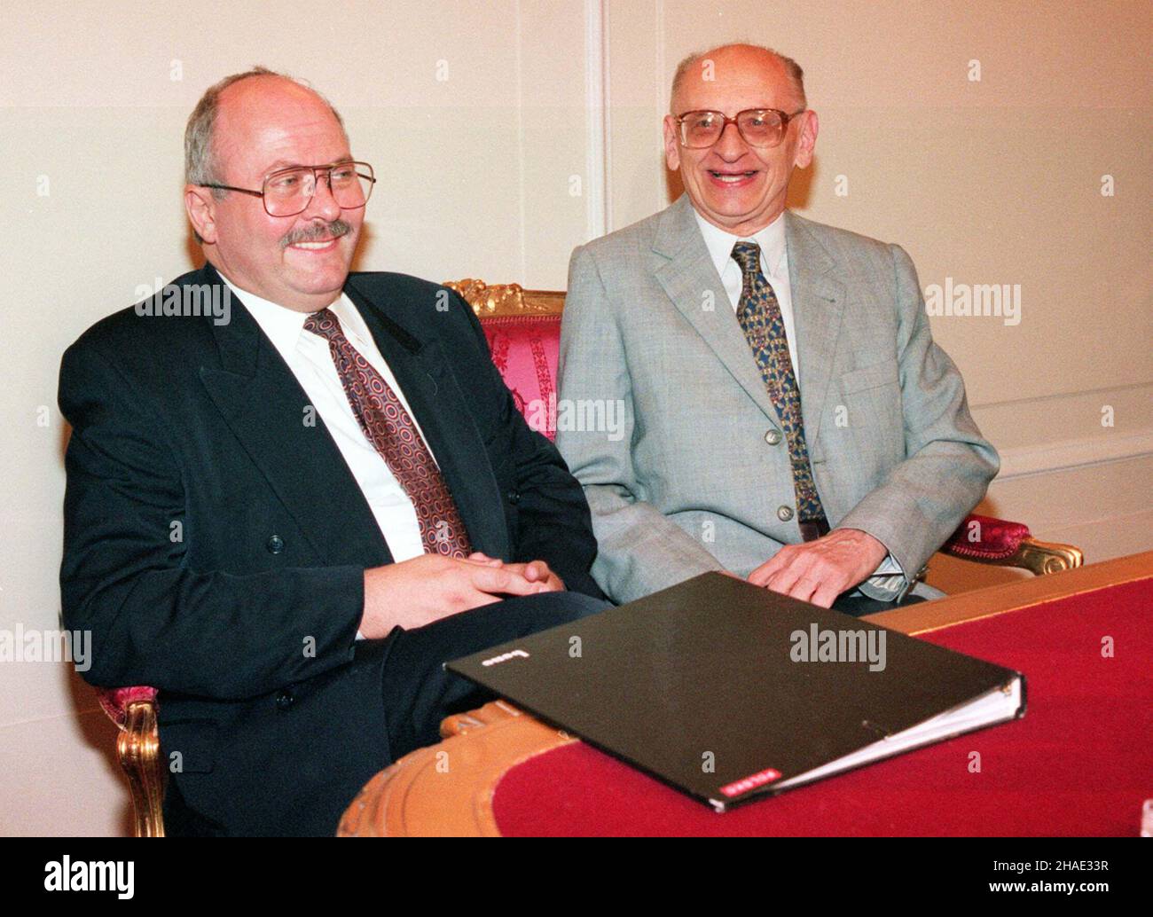 Warszawa, 17.09.1995. Ministro spraw zagranicznych RP W³adys³aw Baratoszewski (P) oraz ministro obrony i spraw zagranicznych ceco Josef Zieleniec (L) podczas spotkania w Warszawie. (ar/kru) PAP/Andrzej Rybczyñski Foto Stock