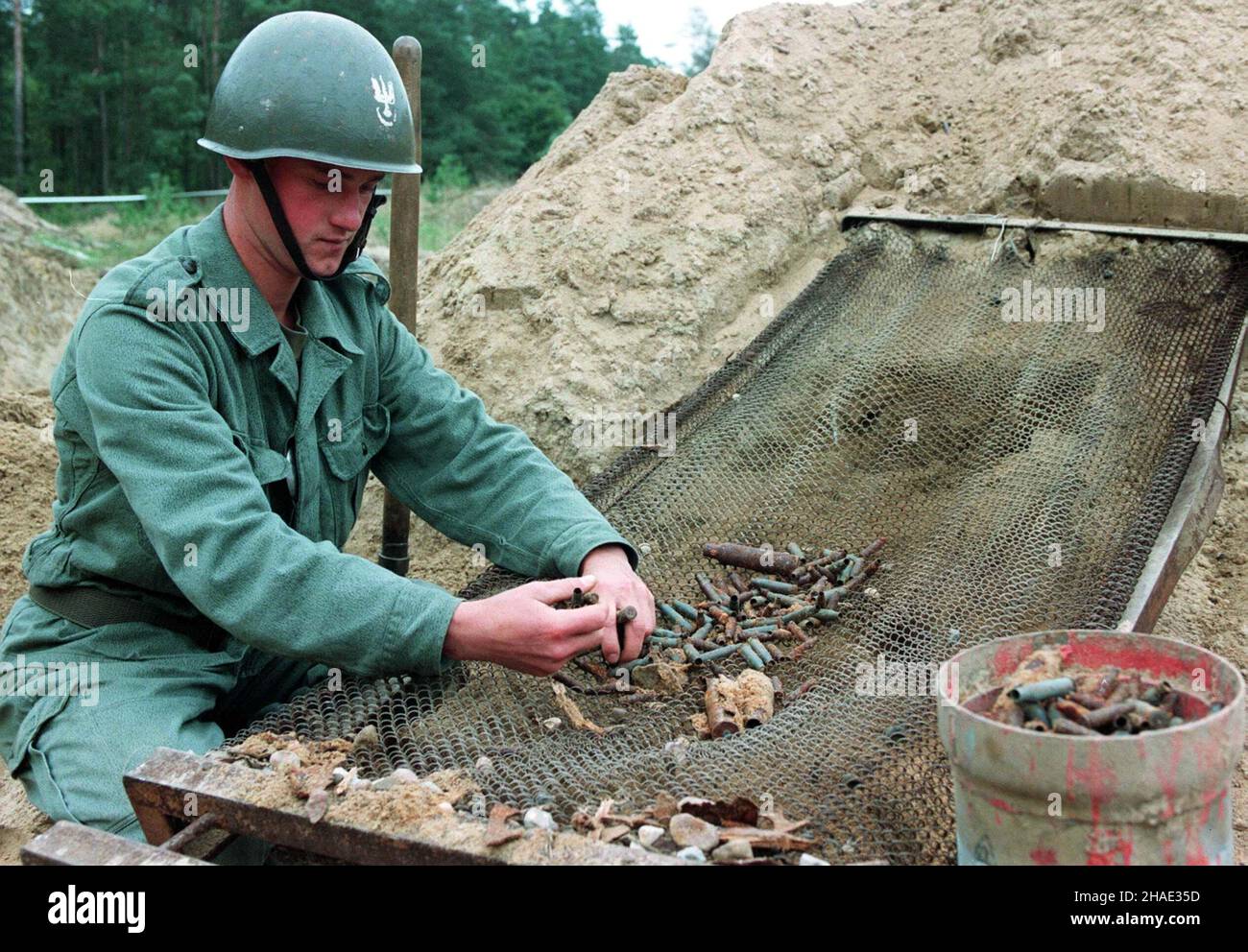 Borne Sulinowo, 15.09.1995. Poszukiwania i usuwania niewypa³ów na poligonie, tereny po armii radzieckiej, stacjonuj¹cej w Polse w mieœcie Borne Sulinowo. (sig.) PAP/Jerzy Undro Borne Sulinowo, 15.09.1995. Conchiglie inesplose raccolte presso il campo di addestramento militare nella città di Sulinowo, ex base militare segreta sovietica. (sig.) PAP/Jerzy Undro Foto Stock