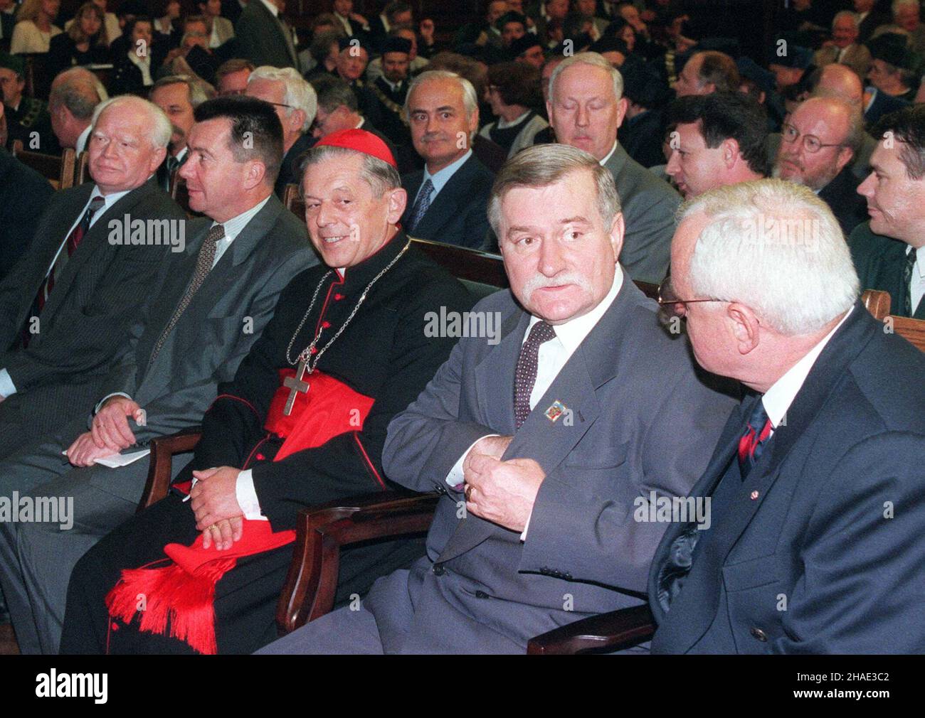 Warszawa, 02.10.1995. Inauguracja roku akademickiego na Unwersytecie Warszawskim. N/z: od lewej: prof. Adam Strzgoffrz, rzecznik prezydenta Marek Karpiñski, prymas Józef Glemp, prezydent Lech Wa³êsa i prezydentcki ministro, prof. Andrzej Zakrzewski w czasie uroczystoœci. (kru) PAP/Maciej B. Brzozowski Varsavia, 02.10.1995. Inaugurazione dell'anno accademico presso l'Università di Varsavia. Nella figura (L-R): prof. Adam Strzgoffrz, portavoce della presidenza Marek Karpinski, Primate e il cardinale Jozef Glemp, il presidente Lech Walesa e Andrzej Zakrzewski, Ministro dell'Ufficio del Presidente della RP, Foto Stock