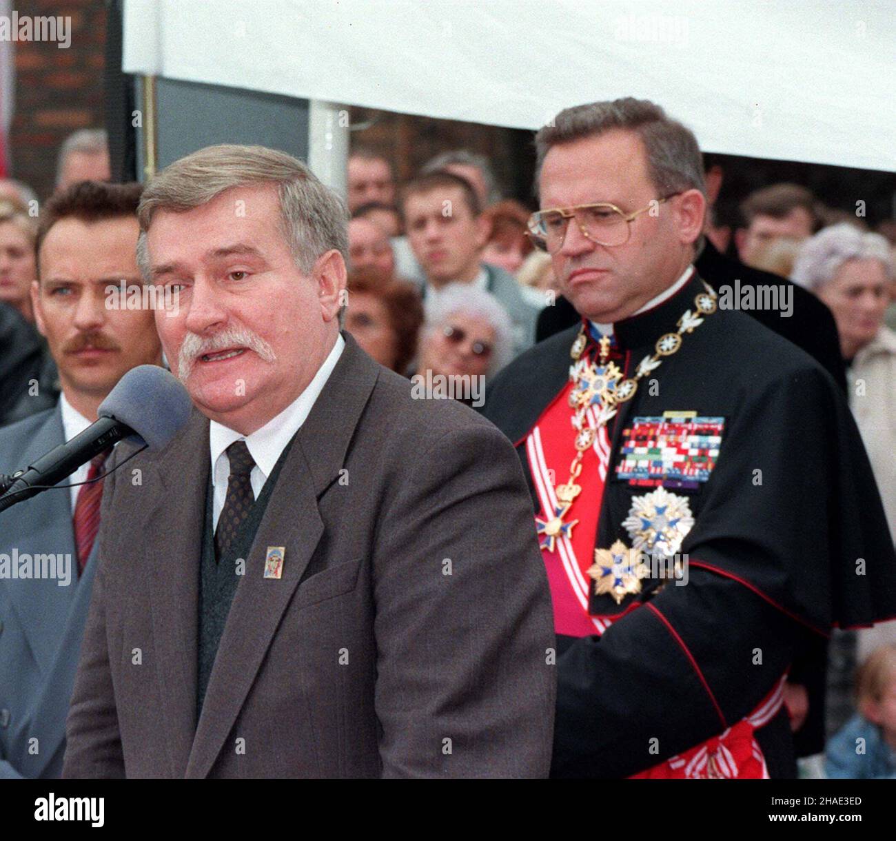 Gdañsk, 08.10.1995. Uroczystoœci zwi¹zane z 25-leciem przywrócenia funkcji koœcio³a obecnej bazylice œw. Brygidy w Gdañsku. Po nabo¿eñstwie 2,5 tysi¹ca parafian zosta³o poczêstowanych grochówk¹ przez pra³ata ks. Henryka Jankowskiego. N/z: prezydent Lech Wa³êsa (L) przemawia przed bazylik¹ po zakoñczeniu nabo¿eñstwa. Z prawej z ty³u ks. Henryk Jankowski. (signor) PAP/Stefan Kraszewski Danzica, 08.10.1995. Celebrazioni per il 25th° anniversario del restauro delle funzioni ecclesiastiche della Basilica di Santa Brigida. Dopo una Santa messa, 2,5 mila parrocchiani sono stati invitati per un pasto, dal prelato, padre Henryk J. Foto Stock