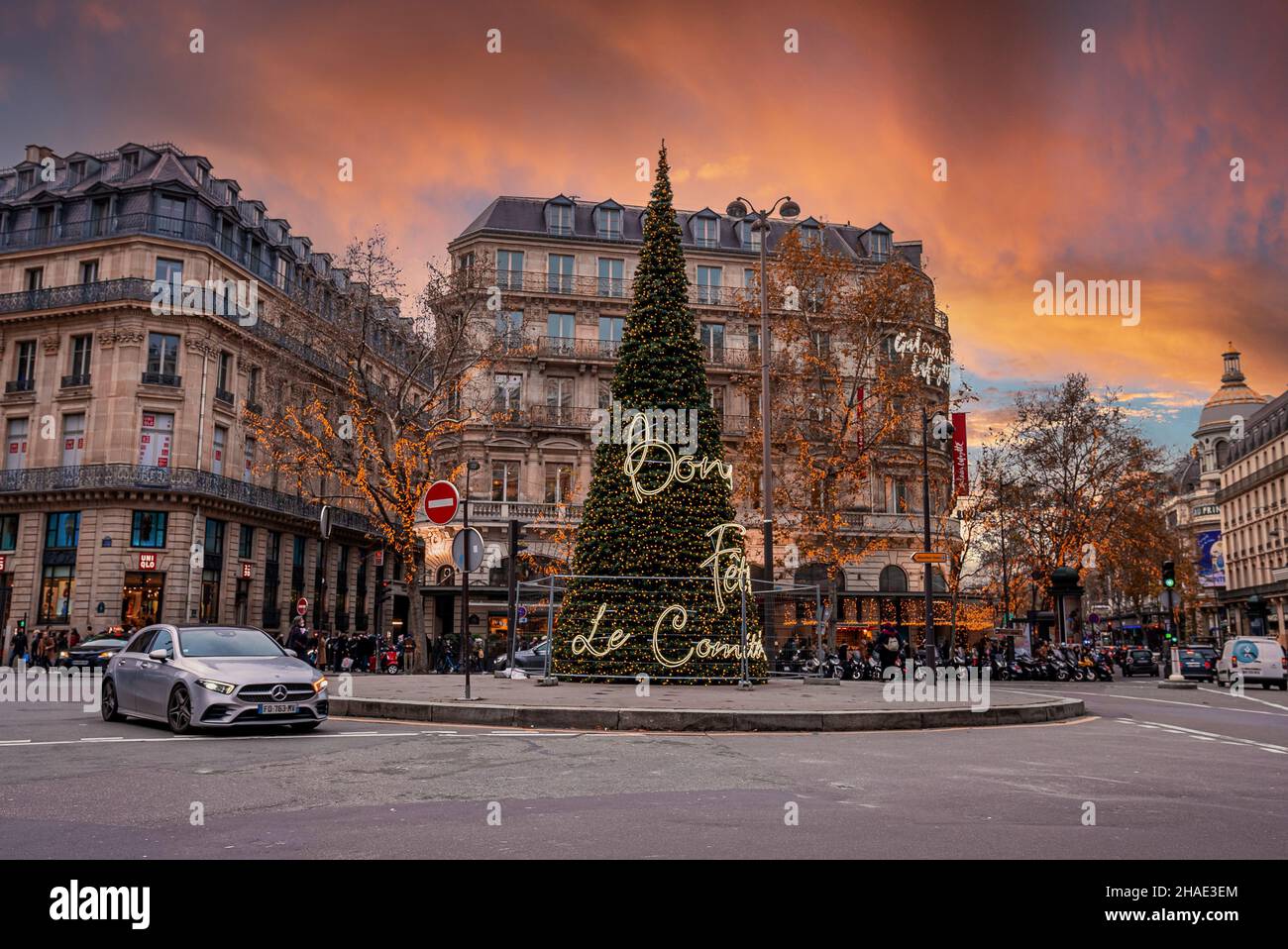 Albero di Natale magico e spirito di Natale a Parigi, Francia. Foto Stock