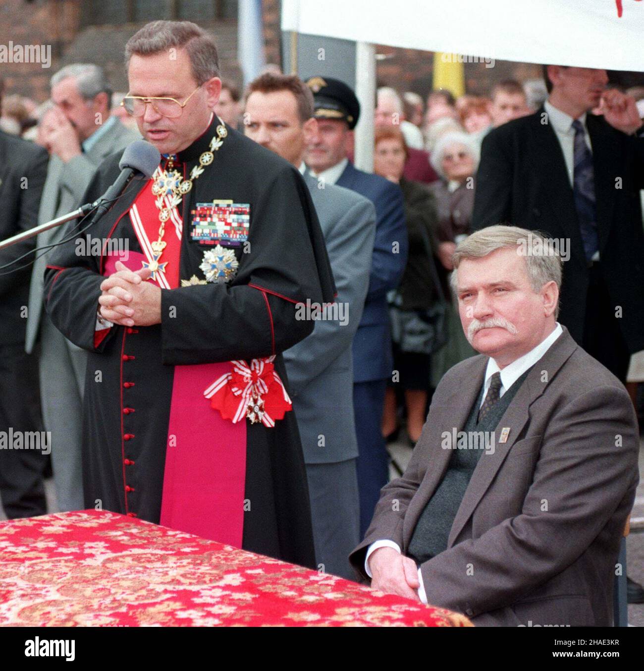 Gdañsk, 08.10.1995. Uroczystoœci zwi¹zane z 25-leciem przywrócenia funkcji koœcio³a obecnej bazylice œw. Brygidy w Gdañsku. Po nabo¿eñstwie 2,5 tysi¹ca parafian zosta³o poczêstowanych grochówk¹ przez pra³ata ks. Henryka Jankowskiego. N/z: prezydent Lech Wa³êsa (P) i ks. Henryk Jankowski (L). (signor) PAP/Stefan Kraszewski Danzica, 08.10.1995. Celebrazioni per il 25th° anniversario del restauro delle funzioni ecclesiastiche della Basilica di Santa Brigida. Dopo una Santa messa, 2,5 mila parrocchiani sono stati invitati per un pasto, da Prelate, padre Henryk Jankowski. Nella foto: Il presidente polacco Lech Walesa (R) e padre Foto Stock