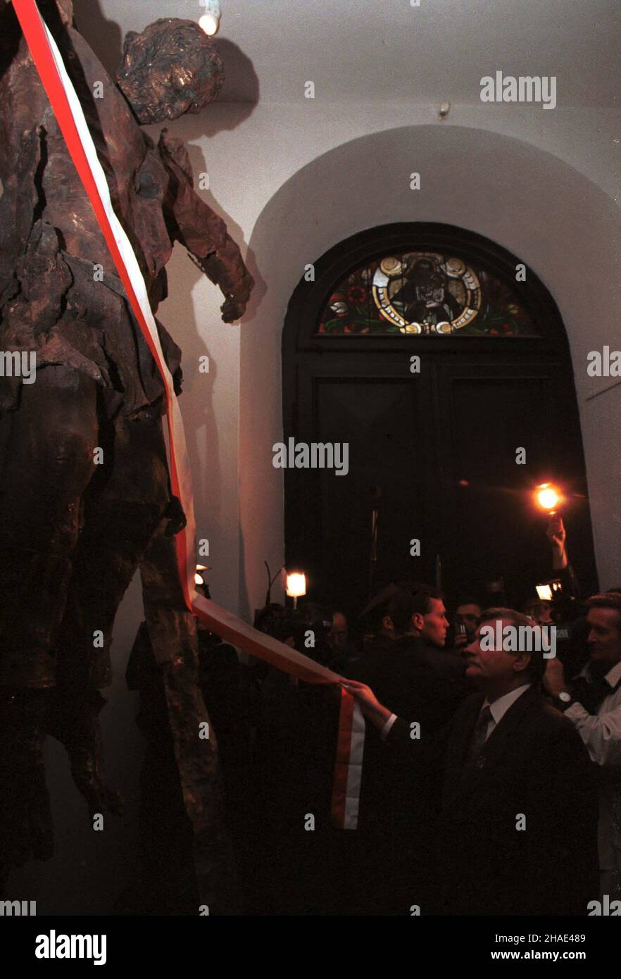 Warszawa, 03.11.1995. Msza œwiêta w Katedrze Polowej WP z okazji 70-lecia Grobu Nieznanego ¯o³nierza. N/z: prezydent Lech Wa³êsa (P). (kru) PAP/Maciej B. Brzozowski Varsavia, 03,11. 1995. 70th anniversario della Tomba del Milite Ignoto. Messa presso la Field Cathedral dell'Esercito Polacco di Varsavia. Nella foto: Presidente della Polonia Lech Walesa (R). (kru) PAP/Maciej B. Brzozowski Foto Stock