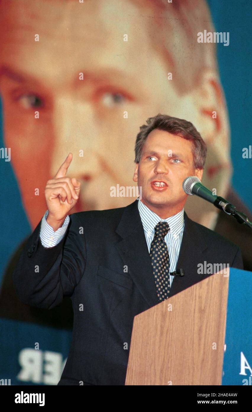 Zielona Góra, 13.11.1995. Aleksander Kwaœniewski, kandydat na prezydenta. (sig.) PAP/Remigiusz Sikora Zielona Gora, 13.11.1995. Candidato presidenziale Aleksander Kwasniewski a Zielona Gora. (sig.) PAP/Remigiusz Sikora Foto Stock