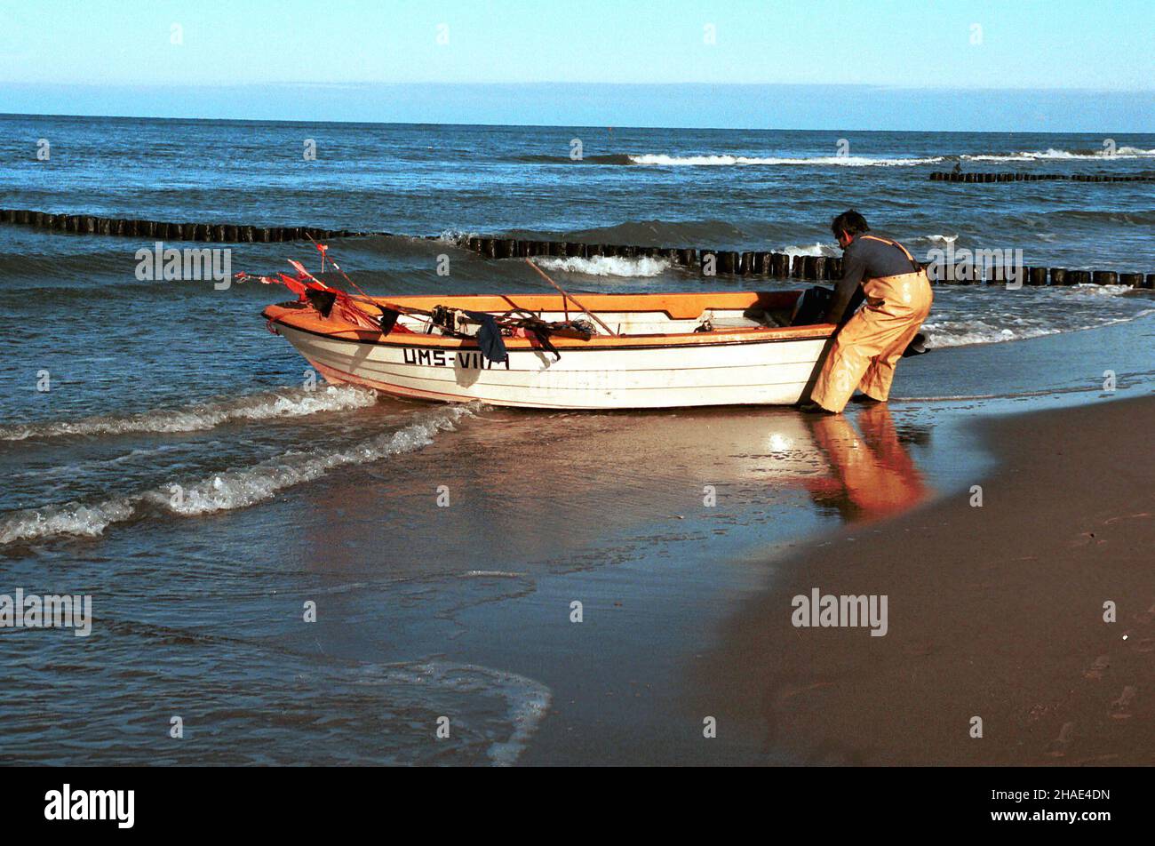 Miêdzyzdroje, 16.11.1995. Sztormowe zniszczenia w Miêdzyzdrojach. Zniszczeñ takich nie notowano w tym rejonie od 1913 roku. Zniszczeniu i rozmyciu uleg³o 75 % wa³ów i klifowych brzegów. Morskie fale podesz³y pod hotel Amber Baltic. (sig.) PAP/Jerzy Undro Miedzyzdroje, 16.11.1995. Danni dopo un forte strom im Miedzyzdroje. (sig.) PAP/Jerzy Undro Foto Stock