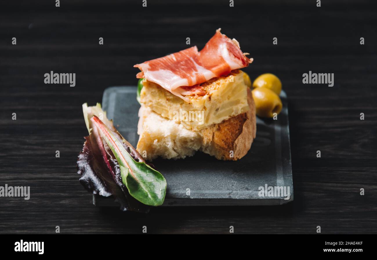 Deliziose tapas spagnole su un tavolo di legno Foto Stock