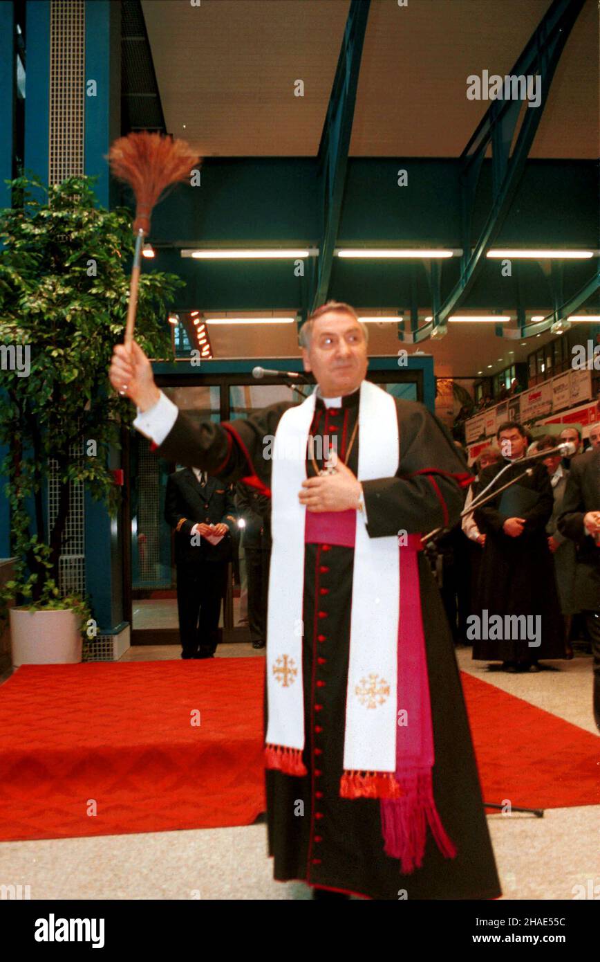 Kraków, 30.11.1995. Oddanie do u¿ytku lotniska w Balicach. ABP. Józef Kowalczyk œwiêci nowy budynek lotniska. (sig.) PAP/Jacek Bednarczyk Cracovia, 30.11.1995. Cerimonia di apertura dell'aeroporto di Balice. L'ArcBishop Jozef Kowalczyk benedice il nuovo edificio. (sig.) PAP/Jacek Bednarczyk Foto Stock