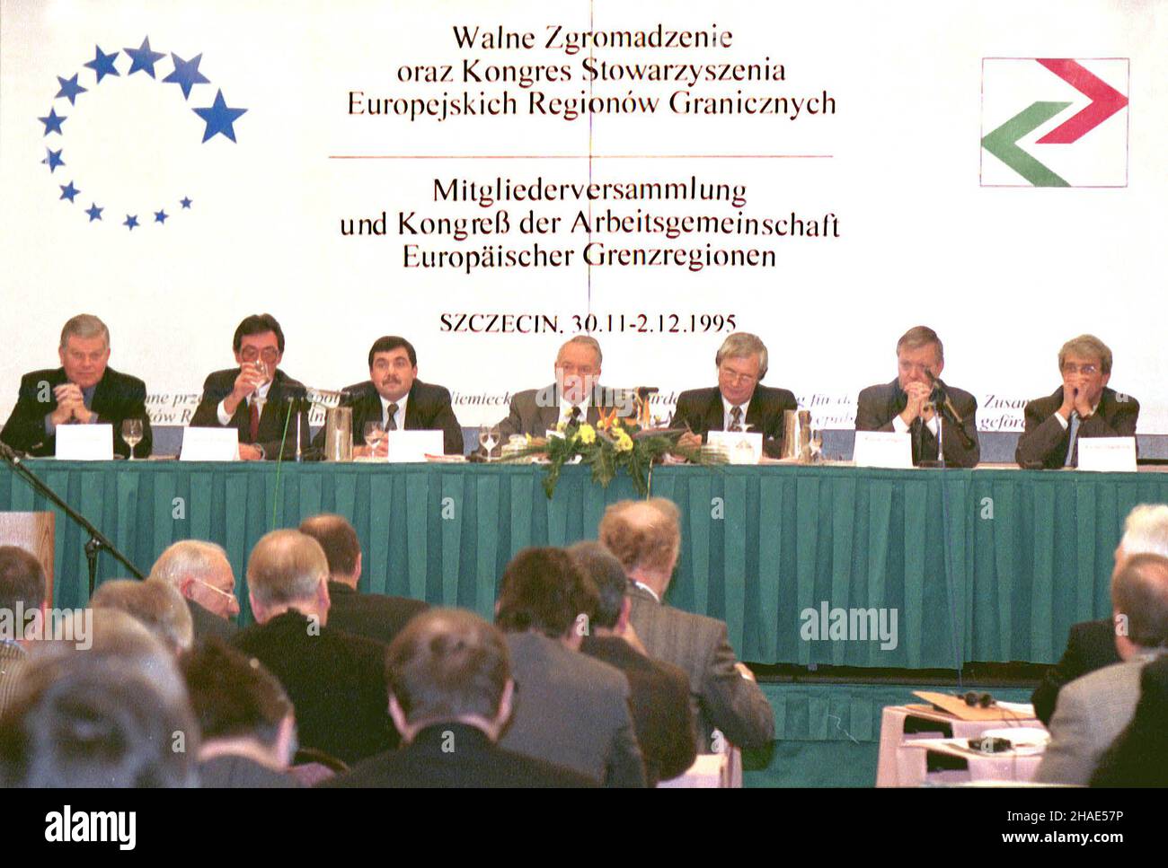 Szczecin, 01.12.1995. Kongres i walne zgromadzenie Stowarzyszenia Europejskich Regionów Granicznych w Szczecinie. Udzia³ wziêli delegaci z 22 krajów Europy. W trakcie obrad przyjêto Europejsk¹ Kartê Regionów Granicznych. (sig.) PAP/Jerzy Undro Szczecin, 01.12.1995. Riunione dell'Associazione delle regioni frontaliere europee (AEBR) a Szczecin. (sig.) PAP/Jerzy Undro Foto Stock