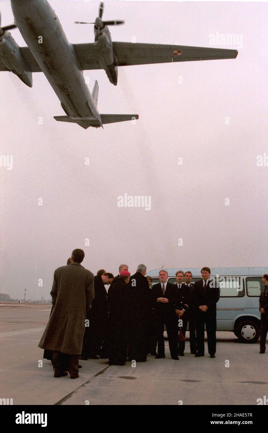 Kraków, 30.11.1995. Oddanie do u¿ytku lotniska w Balicach. Kardyna³ Franciszek Macharski i abp. Józef Kowalczyk œwiêc¹ pas startowy. (sig.) PAP/Jacek Bednarczyk Cracovia, 30.11.1995. Cerimonia di apertura dell'aeroporto di Balice. Il Cardinale Franciszek Macharski e l'arcivescovo Jozef Kowalczyk benedicendo la pista. (sig.) PAP/Jacek Bednarczyk Foto Stock