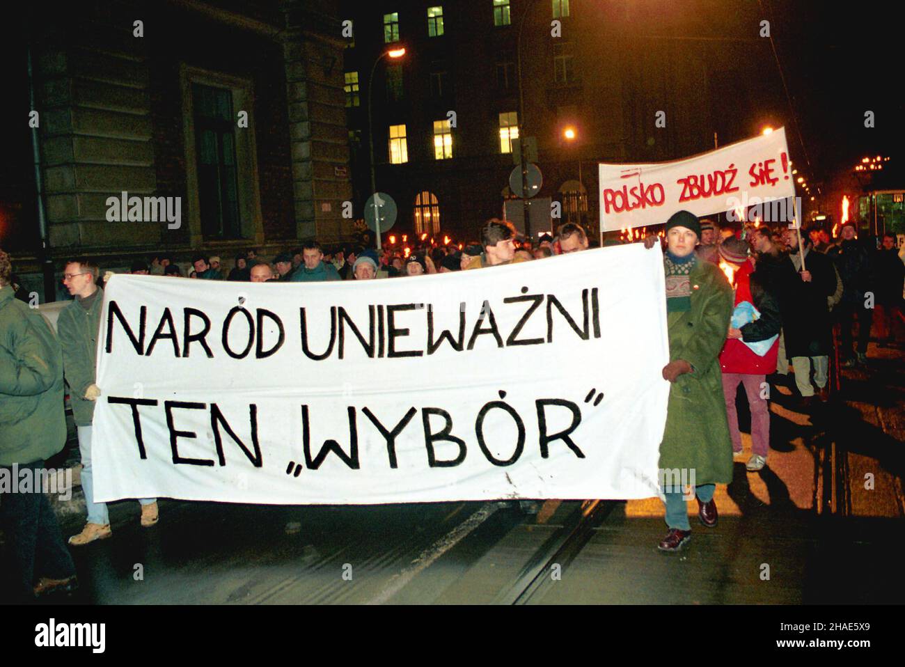 Kraków, 13.12.1995. Demonstracja w rocznicê stanu wojennego. (sig.) PAP/Jacek Bednarczyk Cracovia, 13.12.1995. Manifestazione in occasione dell'anniversario dell'introduzione della legge marziale in Polonia. Sul banner viene visualizzato il messaggio 'Society cancellerà questa scelta'. (sig.) PAP/Jacek Bednarczyk Foto Stock