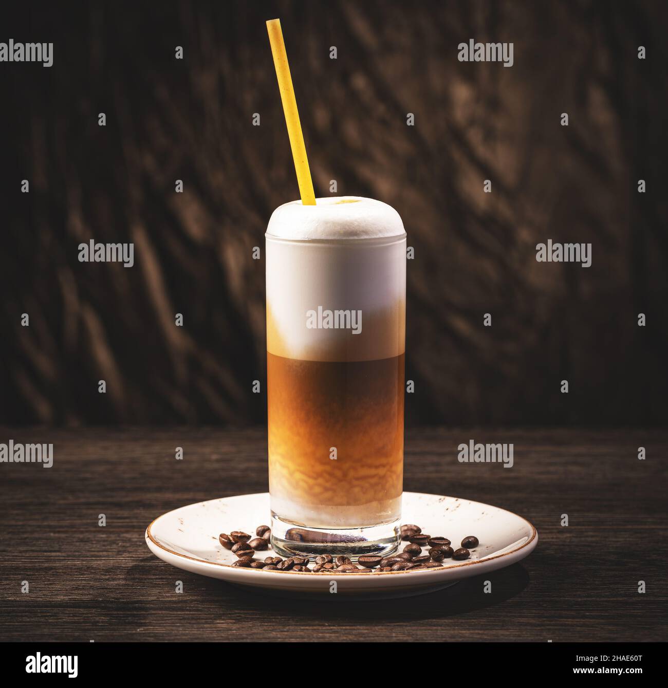 Bevanda di caffè con schiuma di latte montata in vetro trasparente lungo Foto Stock