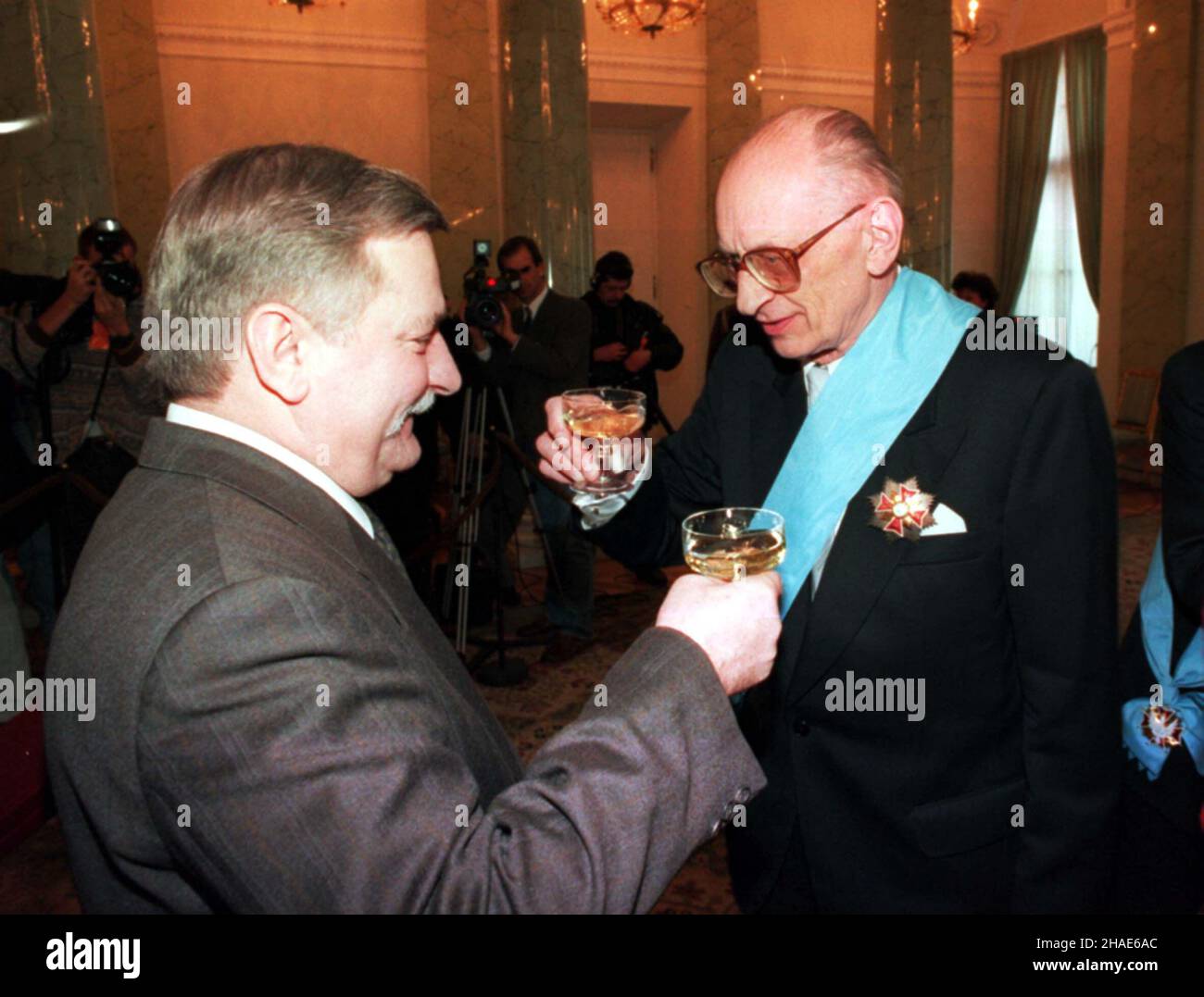 Warszawa, 22.12.1995. Ostatni dzieñ kadencji Prezydenta RP Lecha Wa³êsy. N/z Lech Wa³êsa (L) i Minister spraw zagranicznych W³adys³aw Bartoszewski (P) w trakcie uroczystoœci po¿egnalnej. (kru) PAP/Maciej B. Brzozowski Varsavia, 22.12.1995. Ultimo giorno in carica del Presidente polacco Lech Walesa, Varsavia. Pitured: Lech Walesa (L) e Ministro degli Affari Esteri Wladyslaw Bartoszewski (R) durante la cerimonia di congedo. (kru) PAP/Maciej B. Brzozowski Foto Stock