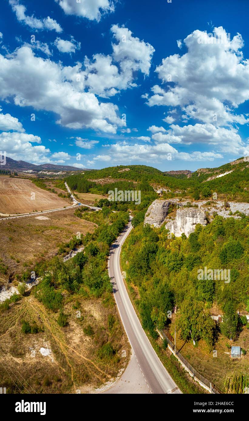 Vista aerea della necropoli Tracia o dell'antico santuario e luogo sacro chiamato Kovan Kaya in Bulgaria. Foto Stock
