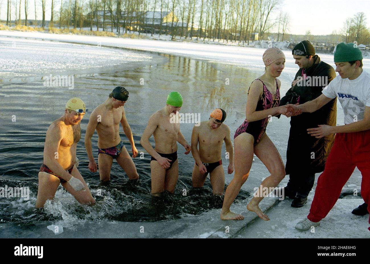 Supraœl, 31.12.1995. K¹piel bia³ostockich morsów p rzece Supraœl. (sig.) PAP/Zdzis³aw Lenkiewicz Suprasl, 31.12.1995. I valangi, un gruppo di bagnanti d'acqua fredda da Bialystok durante il loro nuoto invernale annuale nel fiume Suprasl. (sig.) PAP/Zdzis³aw Lenkiewicz Foto Stock