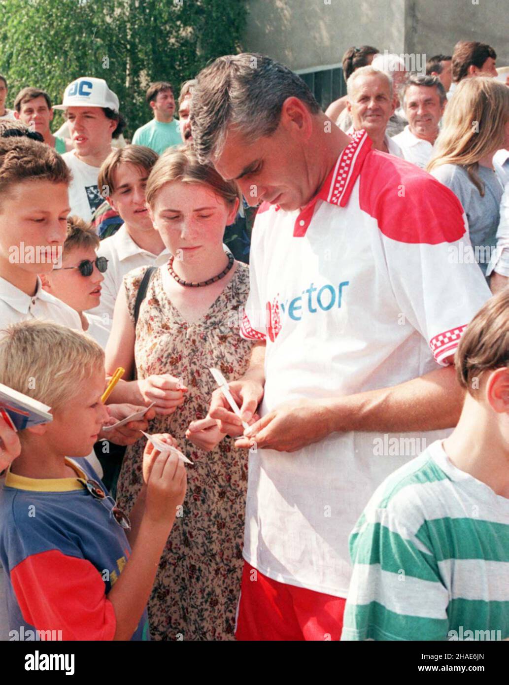 Kraków, 1996. W³adys³aw ¯muda rozdaje autografy podczas meczu Or³y Górskiego - Oldboje Krakowa. (sig.) PAP/Jacek Bednarczyk ***Dok³adna data wydarzenia nieustalona*** Cracovia, 1996. Wladyslaw Zmuda firma autografi durante il gioco Gorski Eagles (Orly Gorskiego) - Veterani di Cracovia. (sig.) PAP/Jacek Bednarczyk ***Data evento sconosciuta*** Foto Stock