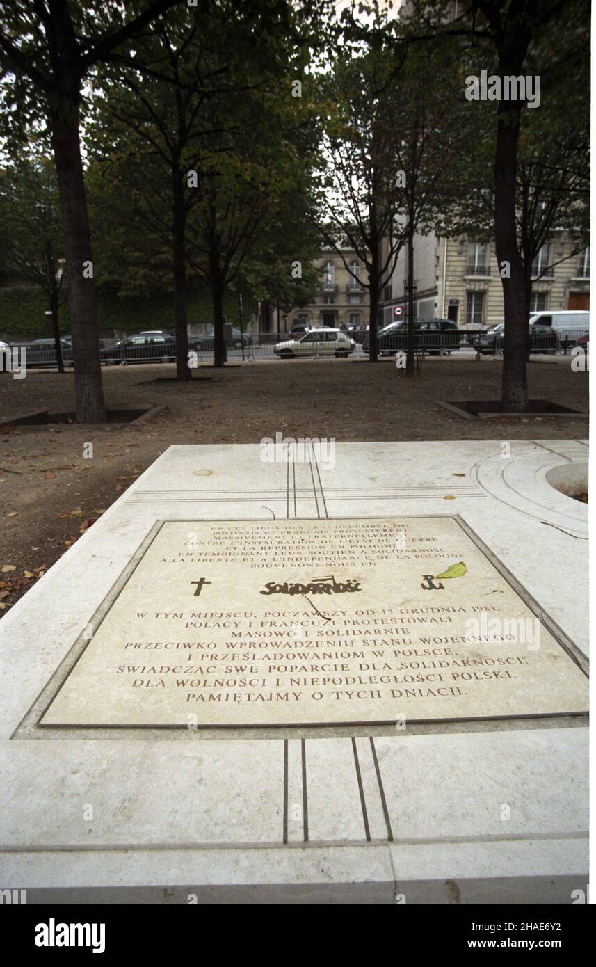 Francja Cary¿ 1997. Pami¹tkowa p³yta na place des Invalides, w miejscu, gdzie od 13 grudnia 1981 r. odbywa³y siê protesty przeciwko wprowadzeniu stanu wojennego i przeœladowaniom politycznym w Polsce, wyra¿aj¹ce tym samym poparcie dla NSZZ Solidarnoœæ. meg PAP/Jerzy Ruciñski Dok³adny miesi¹c i dzieñ darnizenia da solo. Foto Stock