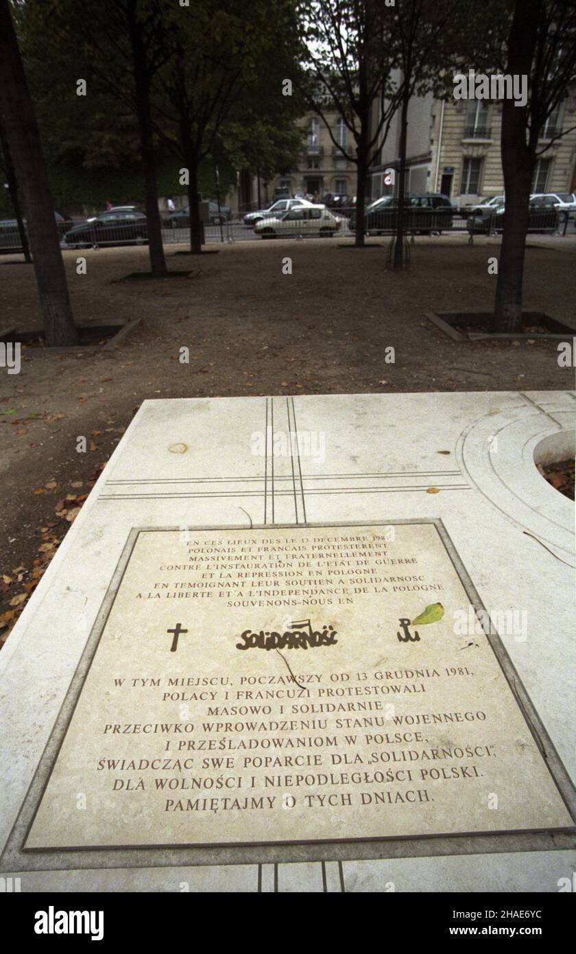 Francja Cary¿ 1997. Pami¹tkowa p³yta na place des Invalides, w miejscu, gdzie od 13 grudnia 1981 r. odbywa³y siê protesty przeciwko wprowadzeniu stanu wojennego i przeœladowaniom politycznym w Polsce, wyra¿aj¹ce tym samym poparcie dla NSZZ Solidarnoœæ. meg PAP/Jerzy Ruciñski Dok³adny miesi¹c i dzieñ darnizenia da solo. Foto Stock