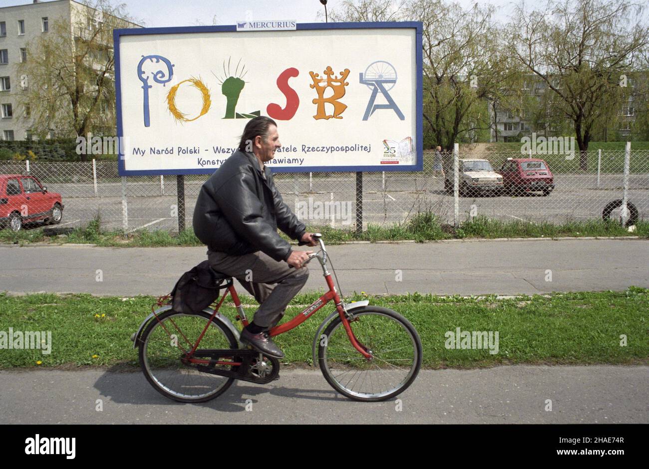 Warszawa 05.05.1997. Na warszawskich ulicach pojawi³y siê pierwsze plakaty zachêcaj¹ce Polaków do udzia³u w referendum konstytucyjnym z napisem: Polska. My naród Polski - Wszyscy obywatele Rzeczypospolitej Konstytucjê ustanawiamy. Gr PAP/Przemys³aw Wierzchowski Foto Stock