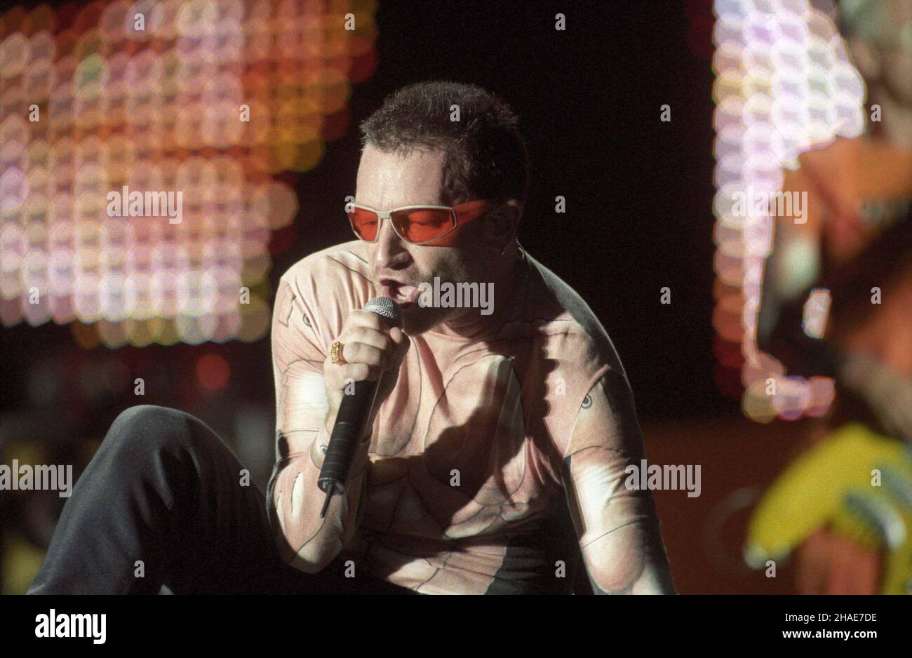 Warszawa 1997-08-12. Jedyny koncert w Polsce zespo³u U2. NZ: Wokalista zespo³u - Bono podczas wystêpu. soa PAP/CAF/Radek Pietruszka Foto Stock