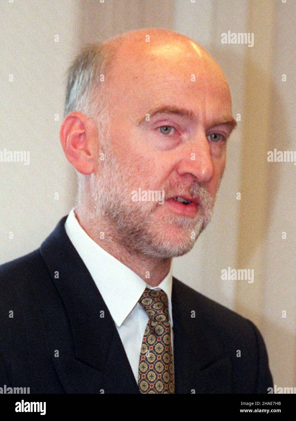 Warszawa, 19.09.1997. Prezes zarz¹du Polskiego Radia SA Krzysztof Michalski podczas konferencji prasowej w Warszawie. (kru) PAP/Jacek Turczyk Varsavia, 19.09.1997. Capo della radio polacca Krzysztof Michalski durante una conferenza stampa a Varsavia. (kru) PAP/Jacek Turczyk Foto Stock