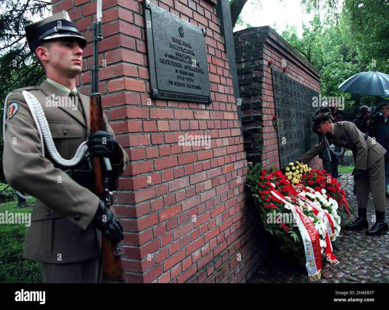 Warszawa, 24.05.1998. Z³o¿eniem kwiatów na Cmentarzu Pow¹zkowskim upamiêtniono 50-lecie 'ordu s¹dowego', którego ofiar¹ pad³ rotmistrz Witold Pilecki. (kru) PAP/Adam Urbanek Varsavia, 24.05.1998. 50th anniversario della morte di Witold Pilecki, un soldato della seconda Repubblica Polacca, il fondatore del gruppo segreto di resistenza dell'esercito polacco e un membro dell'esercito domestico. Nella foto: Guardia d'onore dell'esercito polacco al monumento delle vittime del regime di Stalin, al cimitero militare di Pow¹zki a Varsavia. (kru) PAP/Adam Urbanek Foto Stock