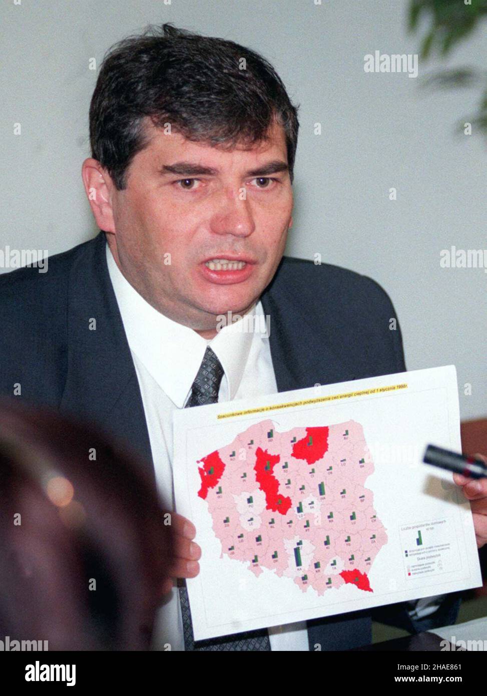 Warszawa, 16.01.1998. Sekretarz stanu w Ministerstwie Pracy Janusz Ga³êziak podczas koferencji prasowej. (kru) PAP/Adam Urbanek Varsavia, 16.01.1998. Segretario di Stato al Ministero del lavoro Janusz Galeziak durante una conferenza stampa a Varsavia. (kru) PAP/Adam Urbanek Foto Stock