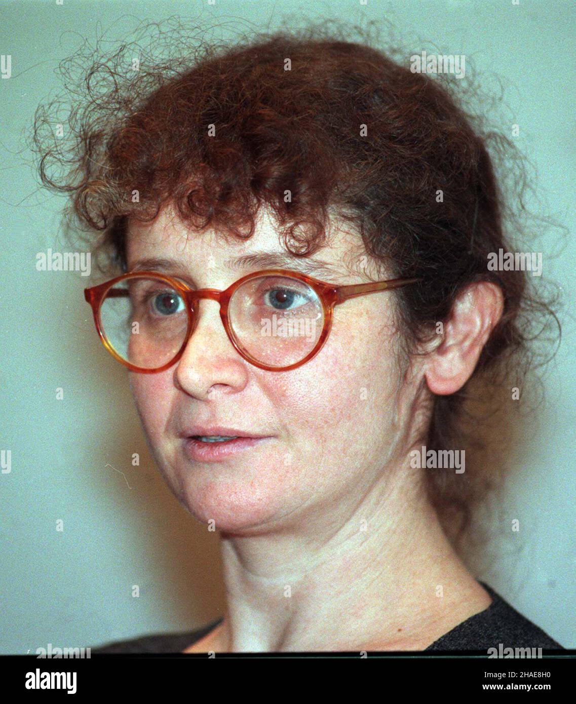 Warszawa, 16.12.1998. Pisarka Magdalena Tulli, podczas spotkania w ramach akcji 'Pisarze! Na Zamek' - cyklu spotkañ literackich, które trwaj¹ w Centrum Sztuki Wspó³czesnej w Warszawie. (sig.) PAP/Radek Pietruszka Varsavia, 16.12.1998. Lo scrittore polacco Magdalena Tulli, durante uno degli incontri letterari della serie 'Pisarze! Na Zamek' (Lit. Scrittori! Sul Castello). (sig.) PAP/Radek Pietruszka Foto Stock