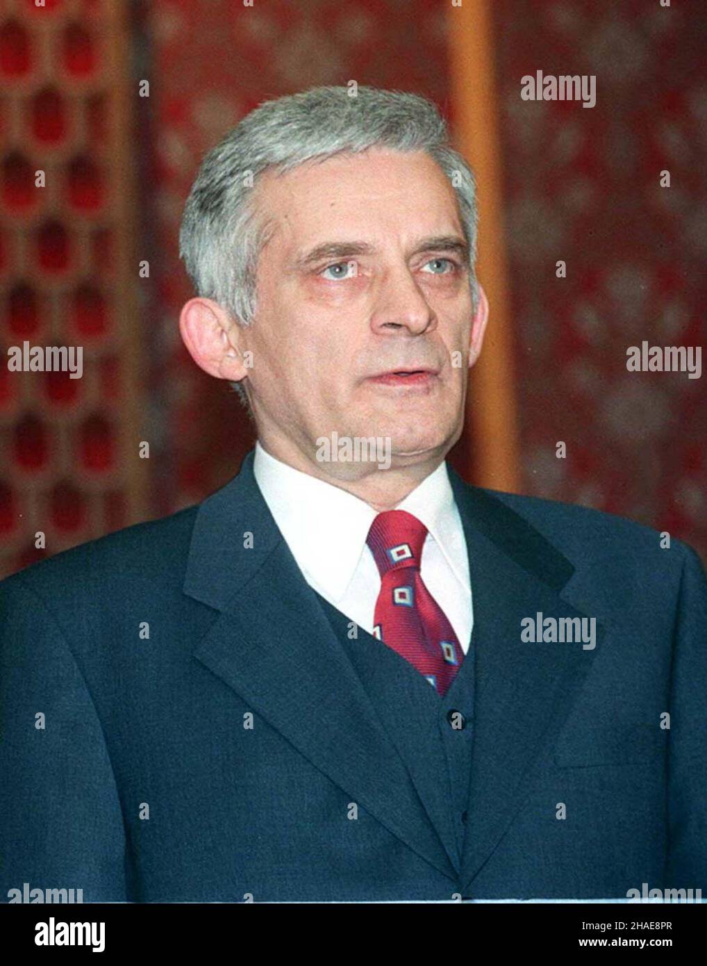 Warszawa, 23.02.1999. Premier Jerzy Buzek Pprzed posiedzeniem Rady Ministrów. (sig.) PAP/Radek Pietruszka Varsavia, 23.02.1999. Il PM Jerzy Buzek prima della sua riunione del gabinetto a Varsavia. (sig.) PAP/Radek Pietruszka Foto Stock