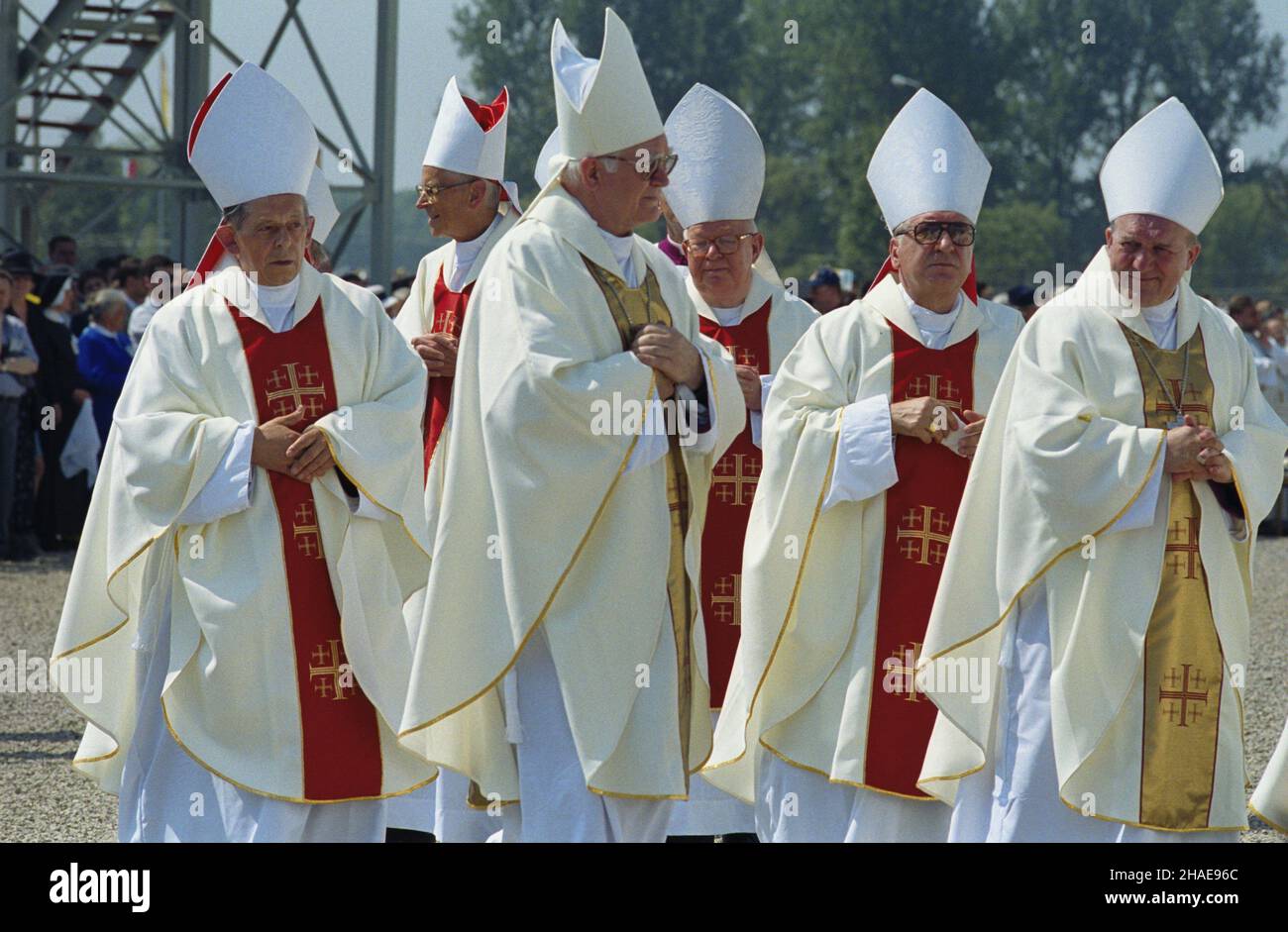 Sandomierz 12.06.1999. VII pielgrzymka papie¿a Jana Paw³a II do Polski. Ojciec Œwiêty przewodniczy mszy œwiêtej odprawianej w œwiêto Niepokalanego serca Najœwiêtszej Marii Panny. Koncelebransi, od lewej: Prymas polski kardyna³ Józef Glemp, metropolita krakowski kardyna³ Franciszek Macharski, bisup pomocniczy sandomiersko-radomski Marian Zima³ek, arcybiskup metropolita wroc³awski Henryk Gulbinowicz, nuncjusz apostolski w Franksce kup Józef Kowalckp Gêsicki kowski powzyj pánickup pár/Pár Sandomierz, Polonia, 12 giugno 1999. Papa Giovanni Paolo II (R), PRI Foto Stock