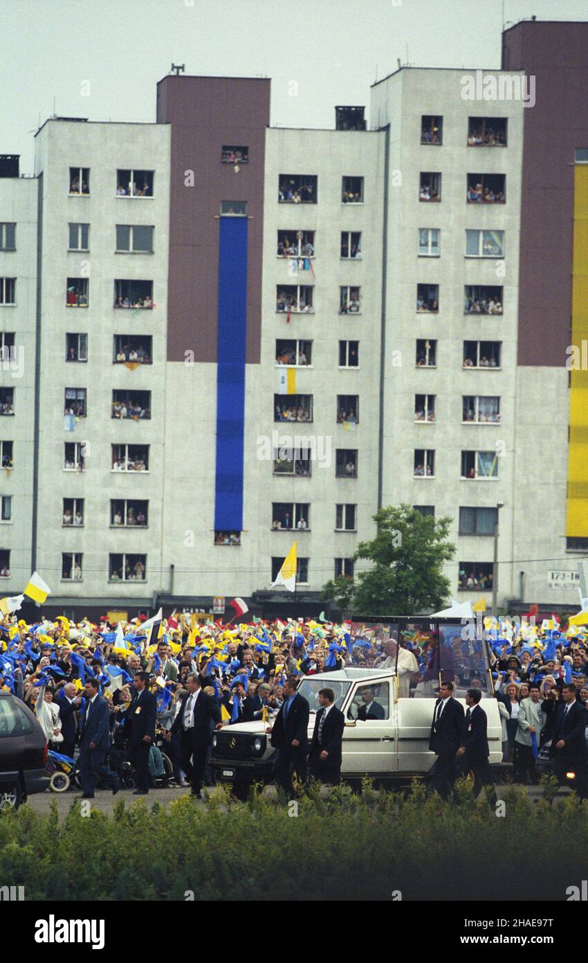 Sosnowiec 14.06.1999. VII pielgrzymka papie¿a Jana Paw³a II do Polski. Przyjazd Ojca Œwiêtego na spotkanie liturgiczne z wiernymi na placu w œrodku osiedla Zagórze, od tej chwili zwanego Placem Papieskim. mw PAP/Grzegorz Jakubowski Sosnowiec, 14 giugno 1999. Settimo pellegrinaggio di Papa Giovanni Paolo II in Polonia. Nella foto: Il papa arriva per un incontro con i fedeli su una piazza della tenuta di Zagorze, da allora rinominata Piazza Papale. mw PAP/Grzegorz Jakubowski Foto Stock