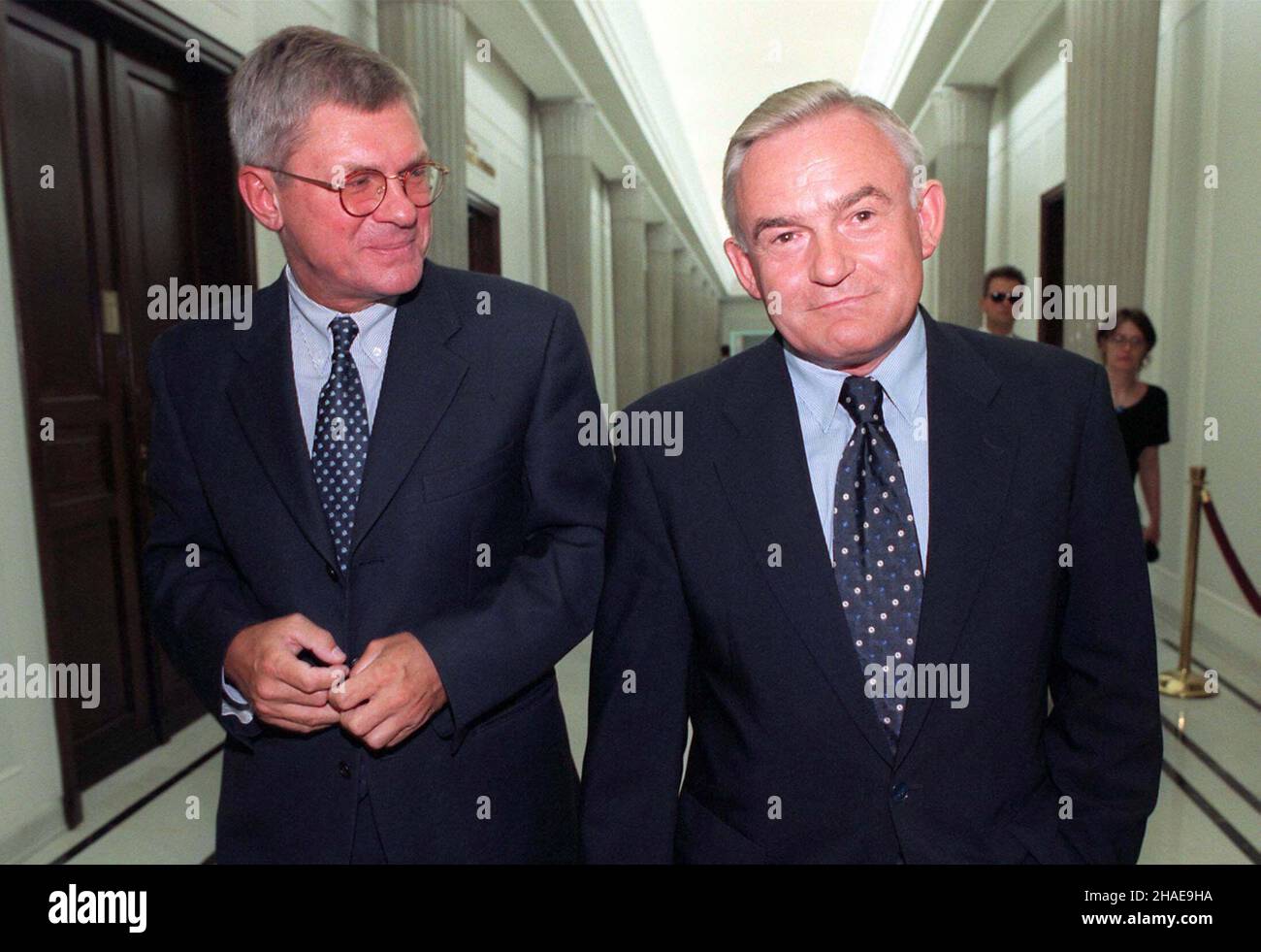 Warszawa, 26.07.1999. Konferencja prasowa po wst¹pieniu Andrzeja Celiñskiego do Sojuszu Lewicy Demokratycznej. N/z Andrzej Celiñski (L) i szef KP SLD Leszek Miller (P) na sejmowym korytarzu. (kru) PAP/Jacek Turczyk Varsavia, 26.07.1999. Andrzej Celinski è entrato a far parte dell'Alleanza democratica di sinistra. Nella foto: Il politico polacco Andrzej Celinski (L) e il presidente del gruppo parlamentare dell'Alleanza Democratica di sinistra Leszek Miller (R) nel Sejm, Varsavia. (kru) PAP/Jacek Turczyk Foto Stock