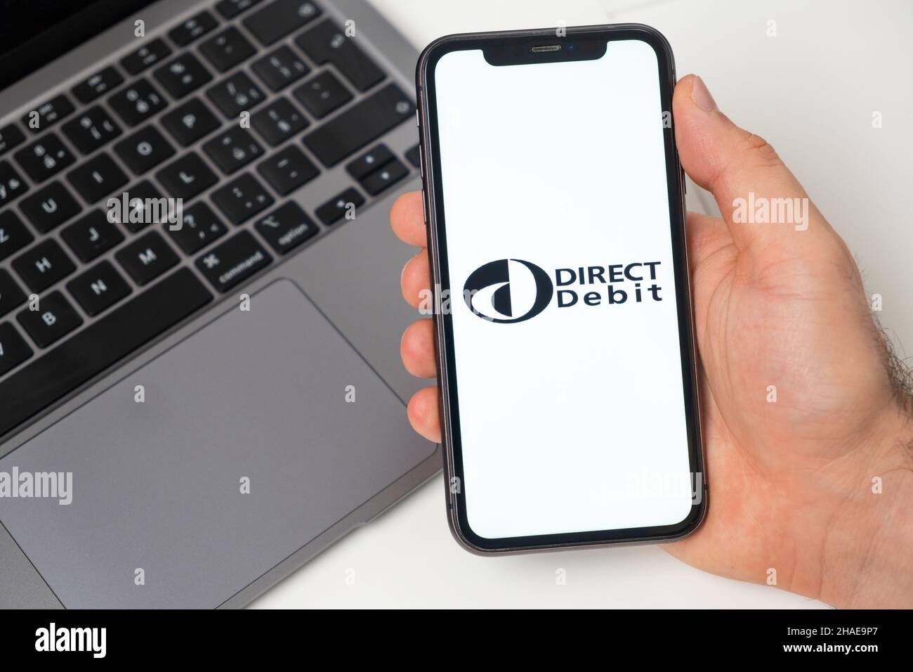 Direct Debit crypto wallet logo sullo schermo del cellulare e notebook sullo sfondo, novembre 2021, San Francisco, USA. Novembre 2021, San Francisco, USA Foto Stock