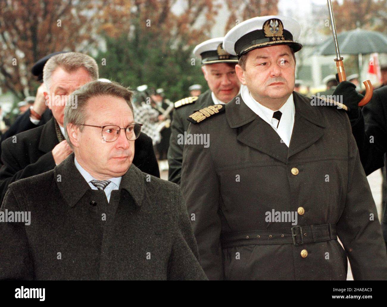 Gdynia, 09.11.1999. Przewodnicz¹cy Zgromadzenia Unii Zachodnioeuropejskiej Lluis Maria Puig (L) i dowódca Marynarki Wojennej RP admira³ Ryszard £ukasik (P) podczas powitania w porcie w Gdyni. (signor) PAP/Stefan Kraszewski Gdynia, 09.11.1999. Presidente del Comitato politico dell'Unione europea Westen Lluis Maria Puig (L) e Ammiraglio della Marina polacca Ryszard Lukasik (R) durante una cerimonia di benvenuto a Gdynia. (signor) PAP/Stefan Kraszewski Foto Stock