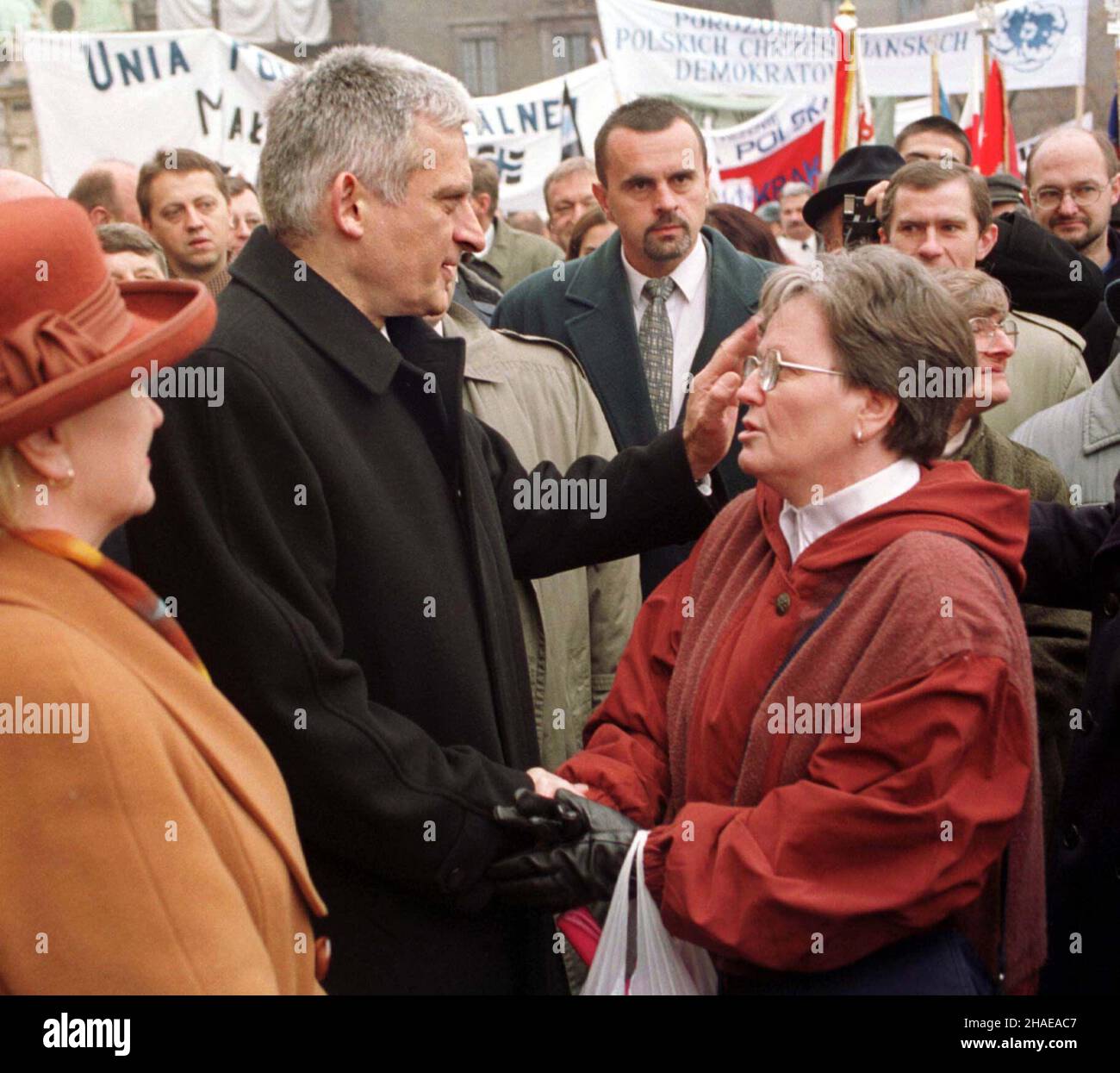 Kraków, 11.11.1999. Obchody Œwiêta Niepodleg³oœci w Krakowie. N/z: Premier Jerzy Buzek w rozmowie z mieszkañcami Krakowa. (sig.) PAP/Jacek Bednarczyk Cracovia, 11.11.1999. Festa dell'indipendenza a Cracovia. Nella foto: PM Jerzy Buzek parla con i cittadini di Cracovia. (sig.) PAP/Jacek Bednarczyk Foto Stock