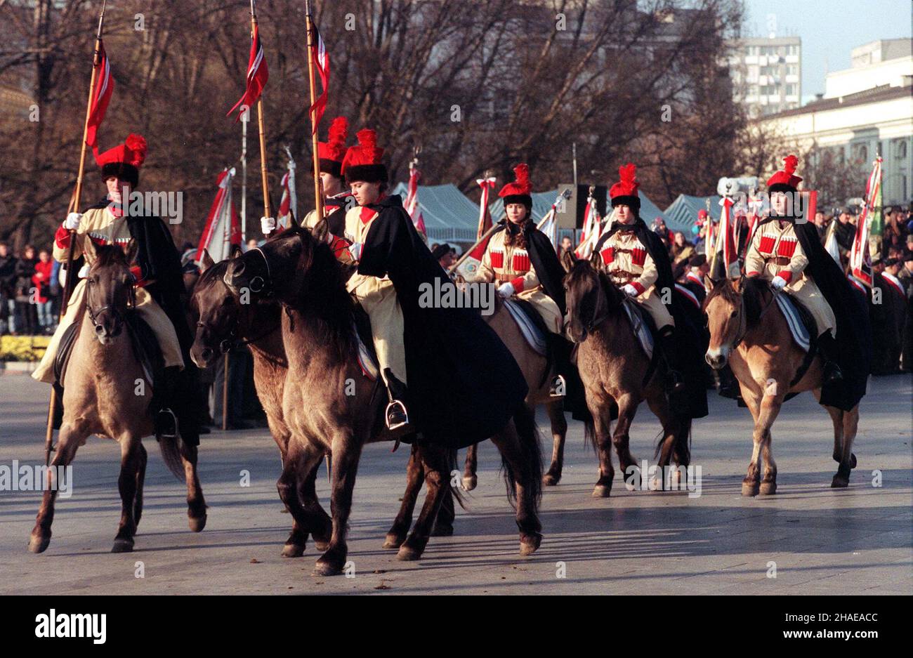 Warszawa, 11.11.1999. Uroczyste obchody 81. Rocznicy odzyskania przez Polskê niepodleg³oœci, 11 bm. przed Grobem Nieznanego ¯o³nierza w Warszawie. defilada konnych w strojach z epoki. (kru) PAP/Jacek Turczyk Varsavia, 11.11.1999. Cerimonie che segnano il giorno dell'Indipendenza della Polonia di fronte alla tomba del Milite Ignoto in Piazza Pi³sudski, Varsavia. Nella foto: Montato in costumi d'epoca durante la sfilata. (kru) PAP/Jacek Turczyk Foto Stock