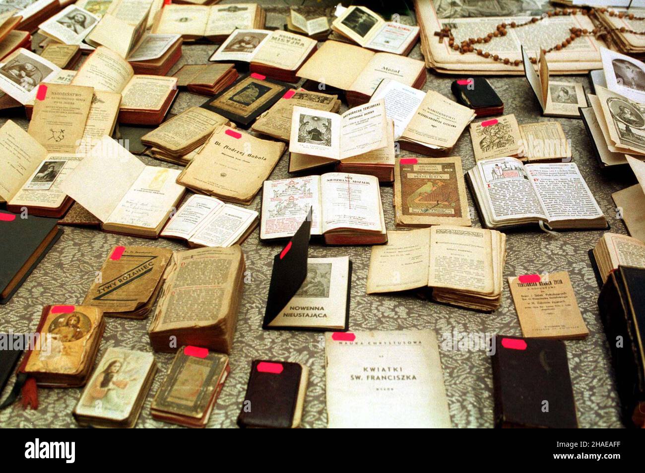 Wroc³aw, 24.11.1999. Wystawa modlitewników noi Wroc³awiu. Zbiórkê ksi¹¿eczek do modlitwy zainicjowa³ Stefan Placek, szef Klubu Muzyki i Literatury we Wroc³awiu. Na jego apel, z ca³ego kraju nap³ywaj¹ przesy³ki z ksi¹¿eczkami do modlitwy, pocz¹wszy od XIX-wiecznych modlitewników, a¿ po te wspó³czesne. (sig.) PAP/Adam Hawa³ej Wroclaw, 24.11.1999. Prayerbooks presentato a Breslavia. L'idea di raccogliere i prayerbook è nata da Stefan Placek, responsabile del Club Musica e Letteratura di Breslavia. Dopo il suo appello, persone provenienti da tutta la Polonia iniziarono a mandare i loro libri di preghiera. Sul exhi temporaneo Foto Stock