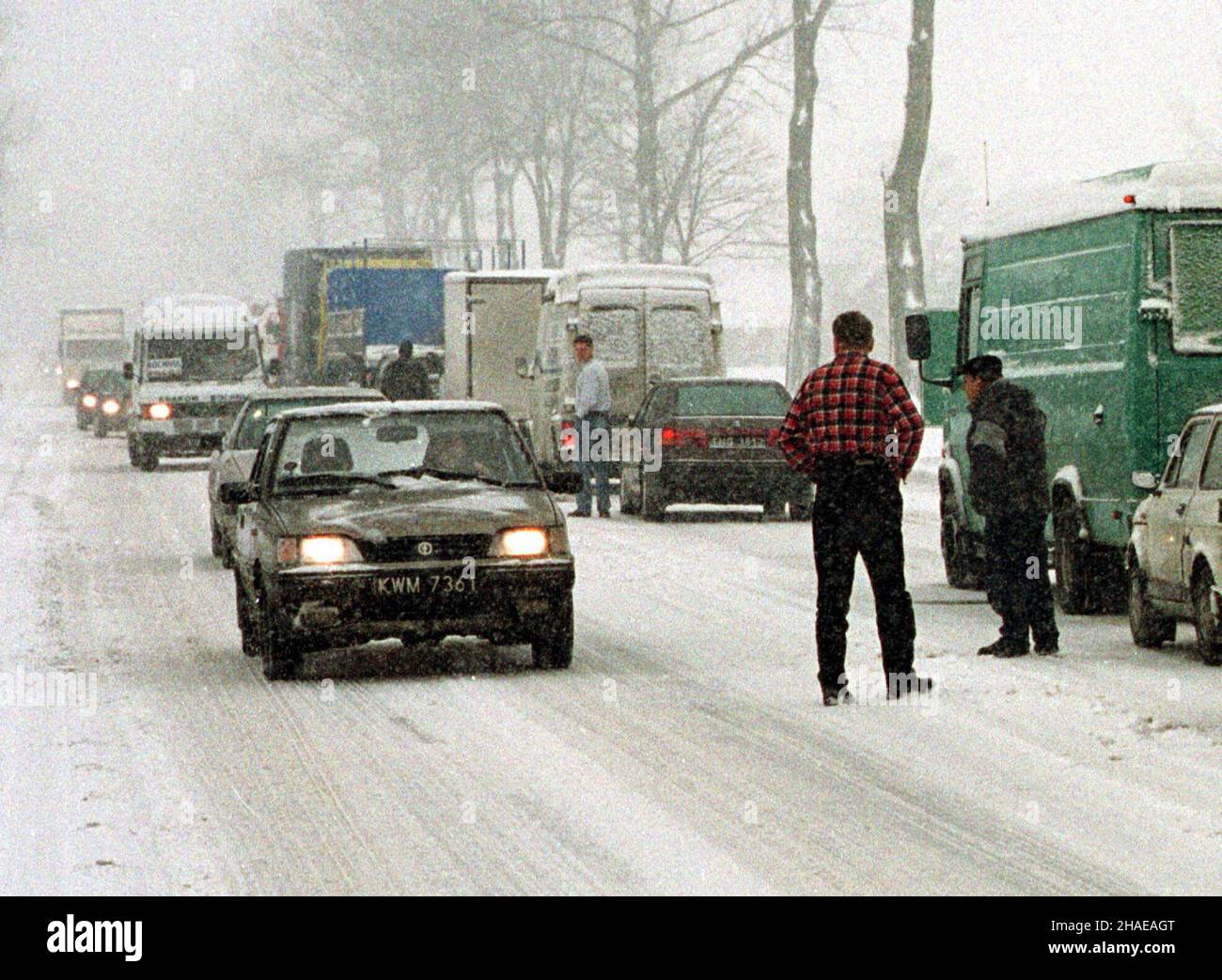 Targowisko, 24.11.1999. Blisko 20-korek korek kometrowoy w Targowisku, na miêdzynarodowej drodze e-40 z Krakowa do Tarnowa. Obfite i ci¹g³e opady œniegu sparali¿owa³y prawie ca³kowicie ruch na dogach ma³opolski. (sig.) PAP/Jacek Bednarczyk Targowisko, 24.11.1999. Circa 20 chilometri di traffico a Targowisko, sulla strada internazionale e-40 da Cracovia a Tarnow. Le nevicate pesanti hanno causato gravi problemi di traffico in tutta la piccola regione polacca. (sig.) PAP/Jacek Bednarczyk Foto Stock