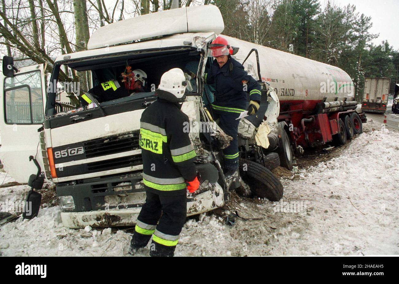 KoŸliki, 24.11.1999. Wypadek na drodze krajowej nr 19, na odcinku Bia³ystok-Bielsk Podlaski, gdzie zderzy³y siê dwa TIR-y, litewski i polska cisterna przewo¿¹ca w zbiorniku sypkie pasze. Kierowca polskiego TIR-a zosta³ przewieziony do szpitala z licznymi obra¿eniami. W regionie pó³nocno-wschodnim panuj¹ bardzo trudne warunki dogowe. (sig.) PAP/Zdzis³aw Lenkiewicz Kozliki, 24.11.1999. Incidente a Kozliki. Due autocarri sono collisati - camion lituano e autocisterna polacca con fobber sciolto. L'autista polacco è stato trasportato in ospedale. (sig.) PAP/Zdzislaw Lenkiewicz Foto Stock