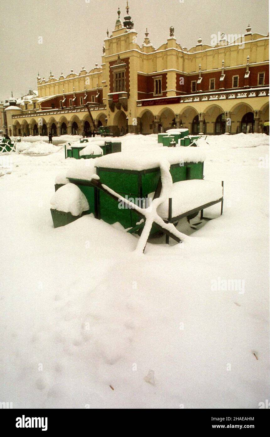 Kraków. 24.11.1999. Kraków i ma³opolska ton¹ w œniegu. N/z: Rynek w zimowej szacie. (sig.) PAP/Jacek Bednarczyk Cracovia, 24.11.1999. Cracow divenne un paese delle meraviglie invernali - Piazza principale coperta di neve. (sig.) PAP/Jacek Bednarczyk Foto Stock