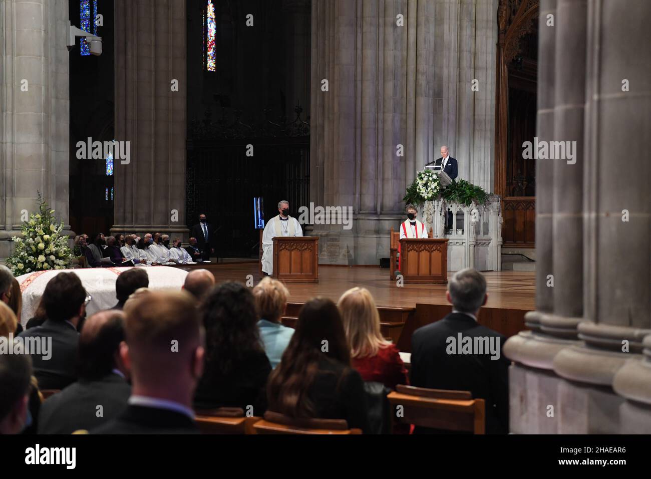 Washington, Stati Uniti d'America. 10th Dic 2021. Il presidente degli Stati Uniti Joe Biden, consegna le osservazioni durante il servizio funerale per l'ex senatore degli Stati Uniti Robert Dole, alla cattedrale nazionale di Washington, 10 dicembre 2021 a Washington, il senatore DC Dole è morto all'età di 98 anni dopo una vita di servizio alla nazione. Credito: Joseph Lawson/Stati Uniti Army/Alamy Live News Foto Stock