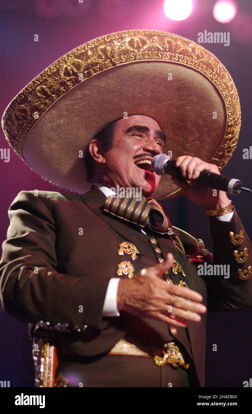**FILE PHOTO** Vicente Fernandez è passato via. MIAMI, FL - 3 NOVEMBRE: Vicente Fernandez in concerto con il figlio Alejandro Fernandez alla Miami Arena di Miami, Florida, il 3 novembre 2002. Credito: mpi04/MediaPunch Foto Stock