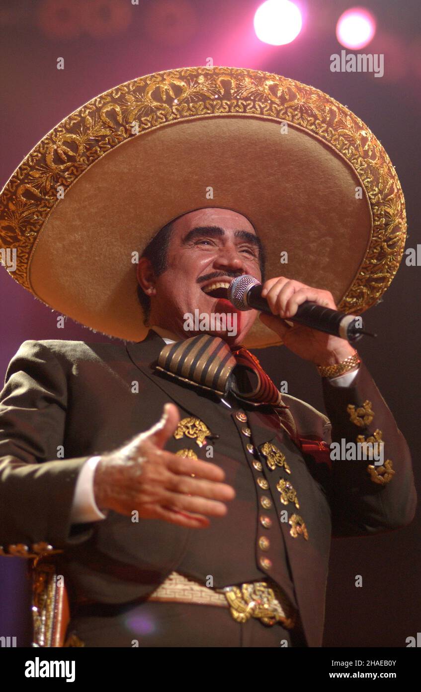 **FILE PHOTO** Vicente Fernandez è passato via. MIAMI, FL - 3 NOVEMBRE: Vicente Fernandez in concerto con il figlio Alejandro Fernandez alla Miami Arena di Miami, Florida, il 3 novembre 2002. Credito: mpi04/MediaPunch Foto Stock