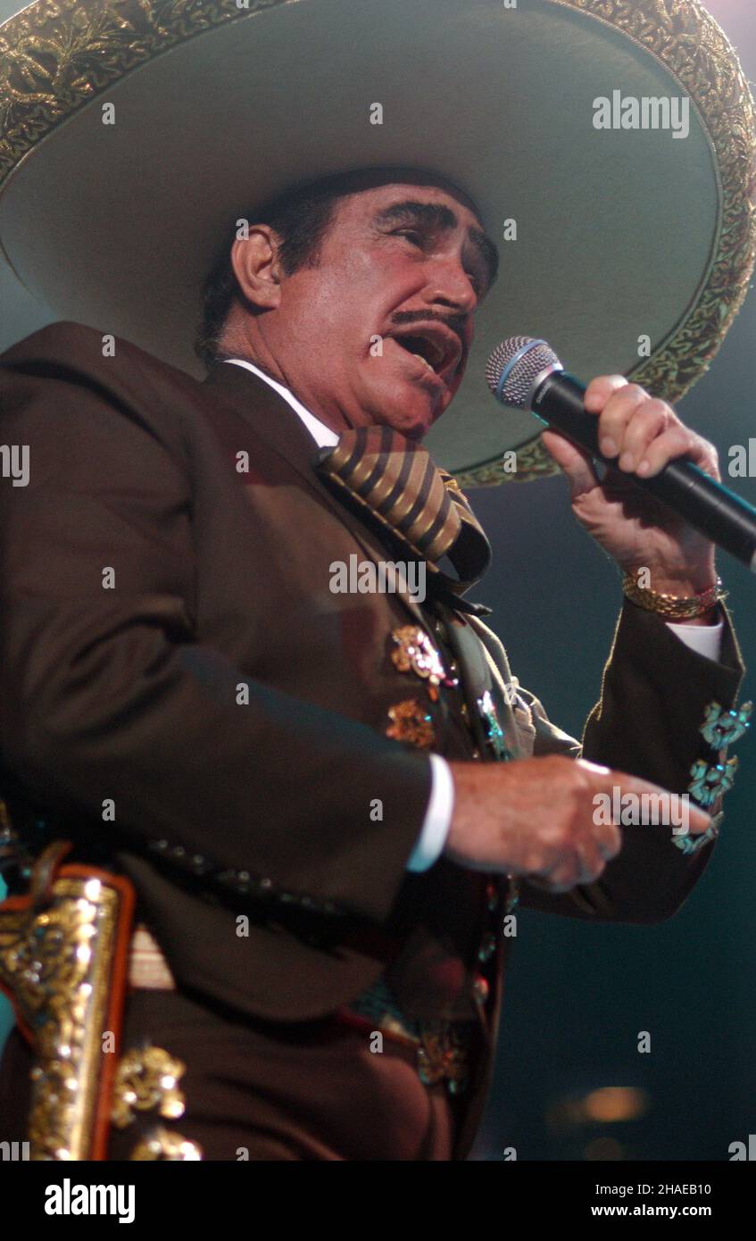 **FILE PHOTO** Vicente Fernandez è passato via. MIAMI, FL - 3 NOVEMBRE: Vicente Fernandez in concerto con il figlio Alejandro Fernandez alla Miami Arena di Miami, Florida, il 3 novembre 2002. Credito: mpi04/MediaPunch Foto Stock