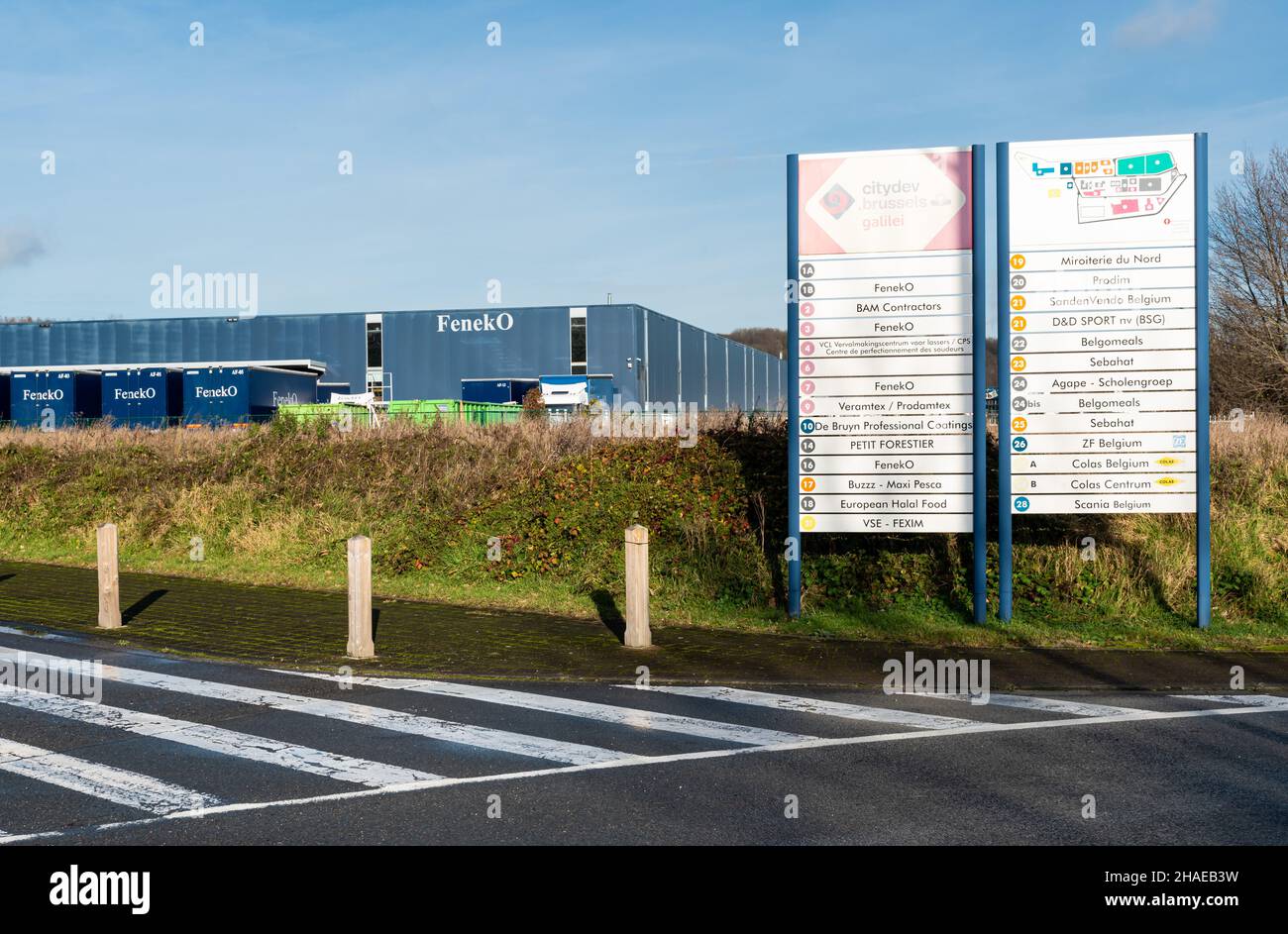 Neder-over-Heembeek, Bruxelles, Belgio - 12 11 2021: Direzioni dei siti industriali e la società di costruzioni in alluminio Feneko Foto Stock