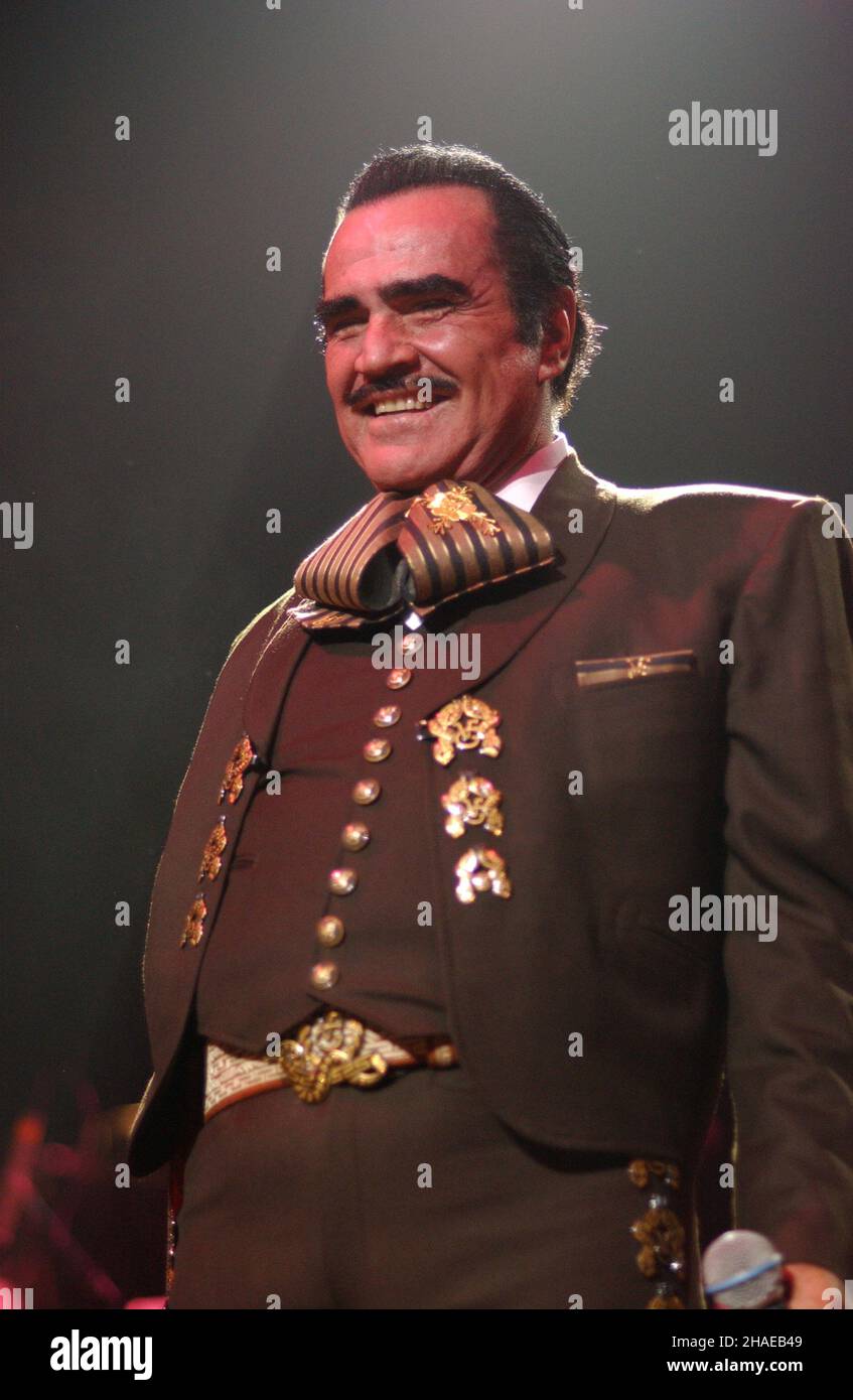 **FILE PHOTO** Vicente Fernandez è passato via. MIAMI, FL - 3 NOVEMBRE: Vicente Fernandez in concerto con il figlio Alejandro Fernandez alla Miami Arena di Miami, Florida, il 3 novembre 2002. Credito: mpi04/MediaPunch Foto Stock