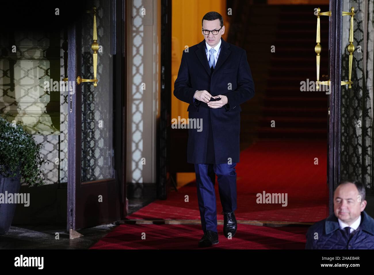 Warschau, Polonia. 12th Dic 2021. Mateusz Jakub Morawiecki, primo Ministro della Polonia, attende il Cancelliere Scholz (SPD) durante la sua visita inaugurale in Polonia. Credit: Kay Nietfeld/dpa/Alamy Live News Foto Stock