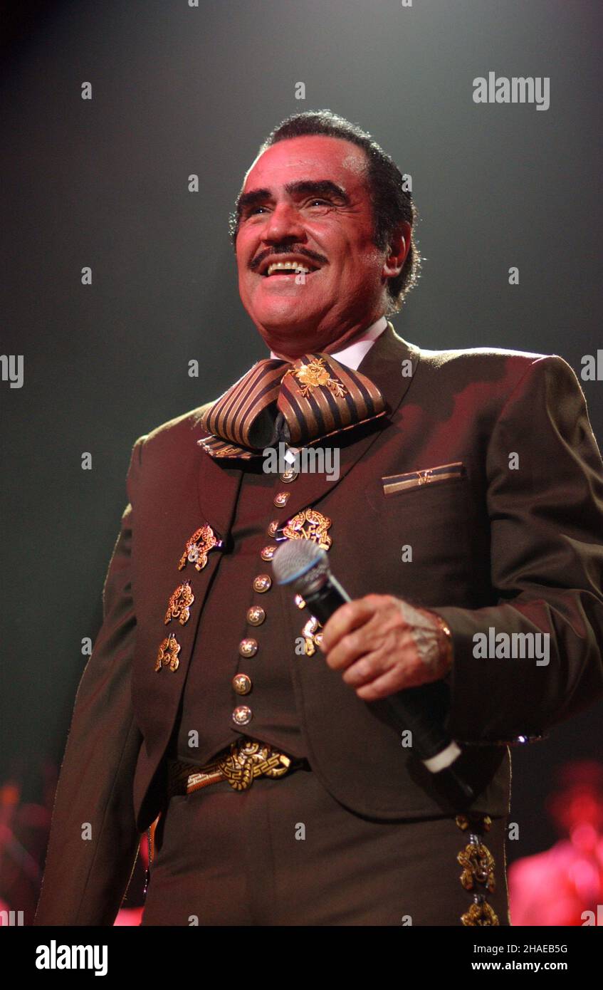 **FILE PHOTO** Vicente Fernandez è passato via. MIAMI, FL - 3 NOVEMBRE: Vicente Fernandez in concerto con il figlio Alejandro Fernandez alla Miami Arena di Miami, Florida, il 3 novembre 2002. Credito: mpi04/MediaPunch Foto Stock