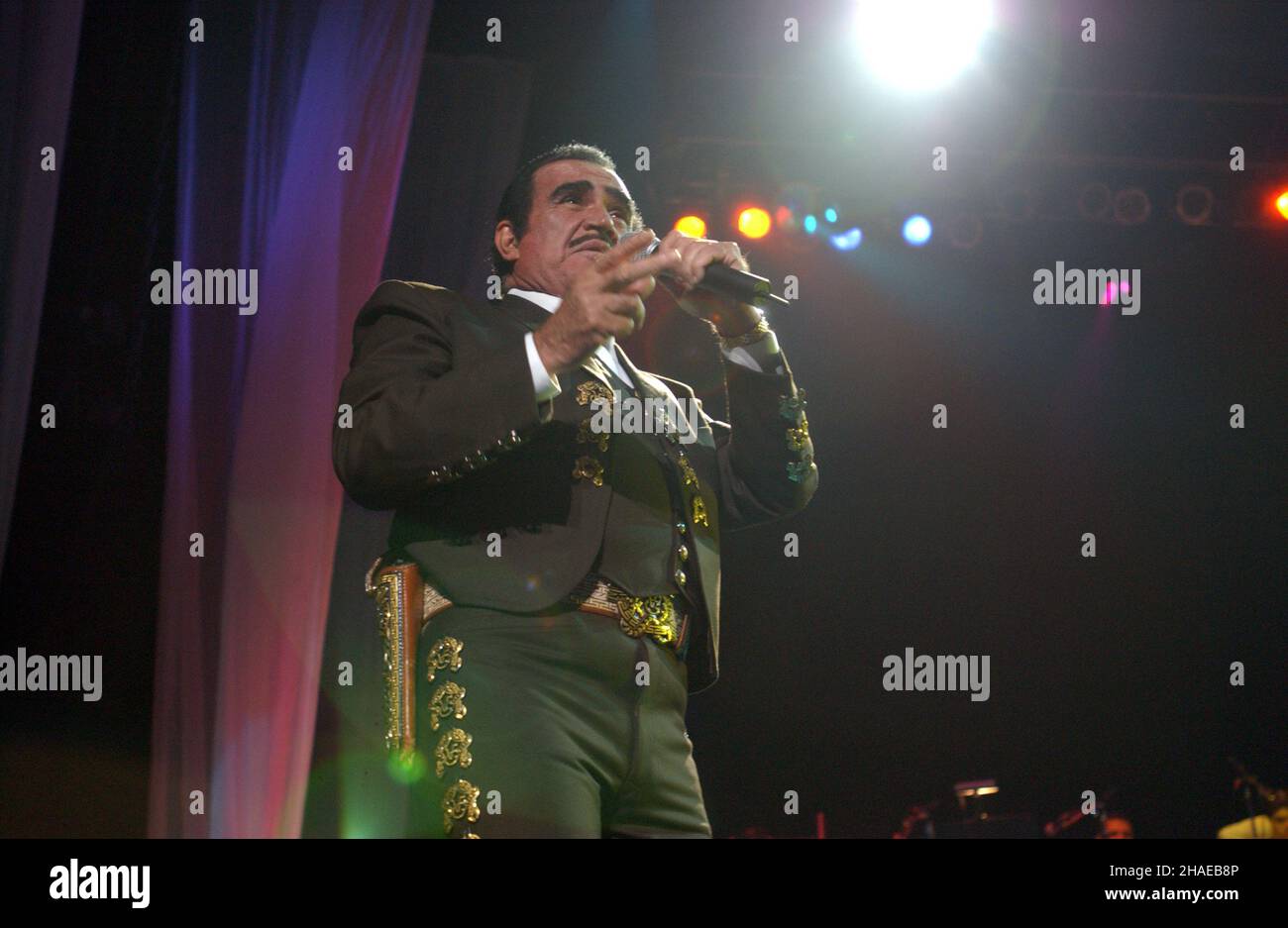 **FILE PHOTO** Vicente Fernandez è passato via. MIAMI, FL - 3 NOVEMBRE: Vicente Fernandez in concerto con il figlio Alejandro Fernandez alla Miami Arena di Miami, Florida, il 3 novembre 2002. Credito: mpi04/MediaPunch Foto Stock
