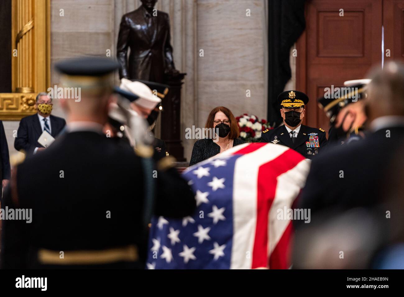 Washington, Stati Uniti d'America. 09th Dic 2021. Washington, Stati Uniti d'America. 09 dicembre 2021. Mark Milley, presidente degli Stati Uniti dei Capi congiunti, e membri del Congresso sono in piedi per un momento di rispetto per il veterano della seconda guerra mondiale ed ex senatore Robert Dole, come il suo scrigno si trova in stato alla Rotunda del Campidoglio degli Stati Uniti, 9 dicembre 2021 a Washington, Il senatore DC Dole morì all'età di 98 anni dopo un'intera vita di servizio alla nazione. Credito: SGT. Zachery Perkins/U.S.A. Army/Alamy Live News Foto Stock