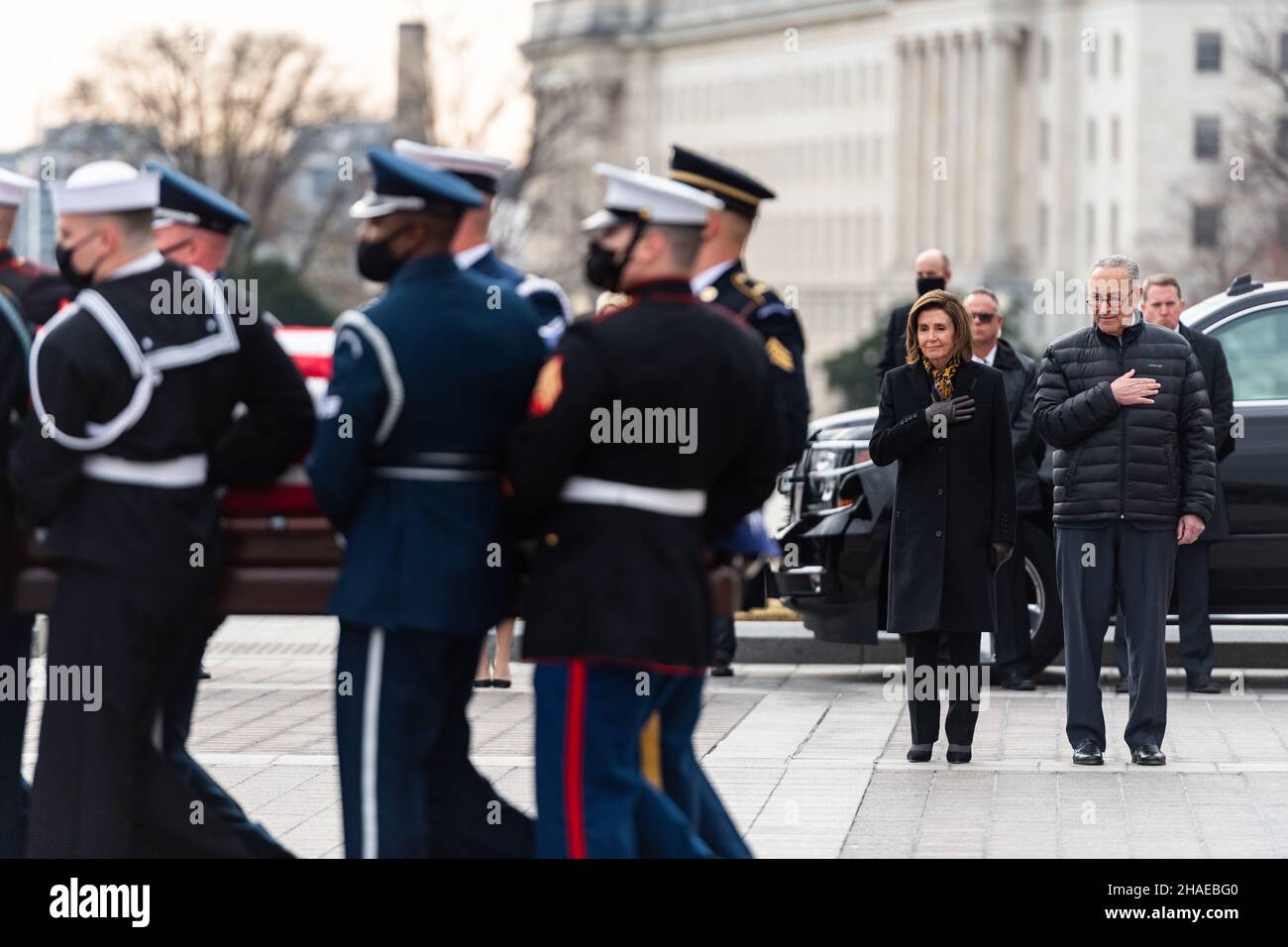 Washington, Stati Uniti d'America. 10th Dic 2021. Washington, Stati Uniti d'America. 10 dicembre 2021. Il leader della maggioranza del Senato Chuck Schumer, destra, e il presidente della Camera Nancy Pelosi, salutano come una guardia d'onore delle forze armate portare i resti del veterano della seconda guerra mondiale ed ex senatore Robert Dole alla partenza dal Campidoglio degli Stati Uniti, 10 dicembre 2021 a Washington, Il senatore DC Dole morì all'età di 98 anni dopo un'intera vita di servizio alla nazione. Credito: SGT. Zachery Perkins/U.S.A. Army/Alamy Live News Foto Stock